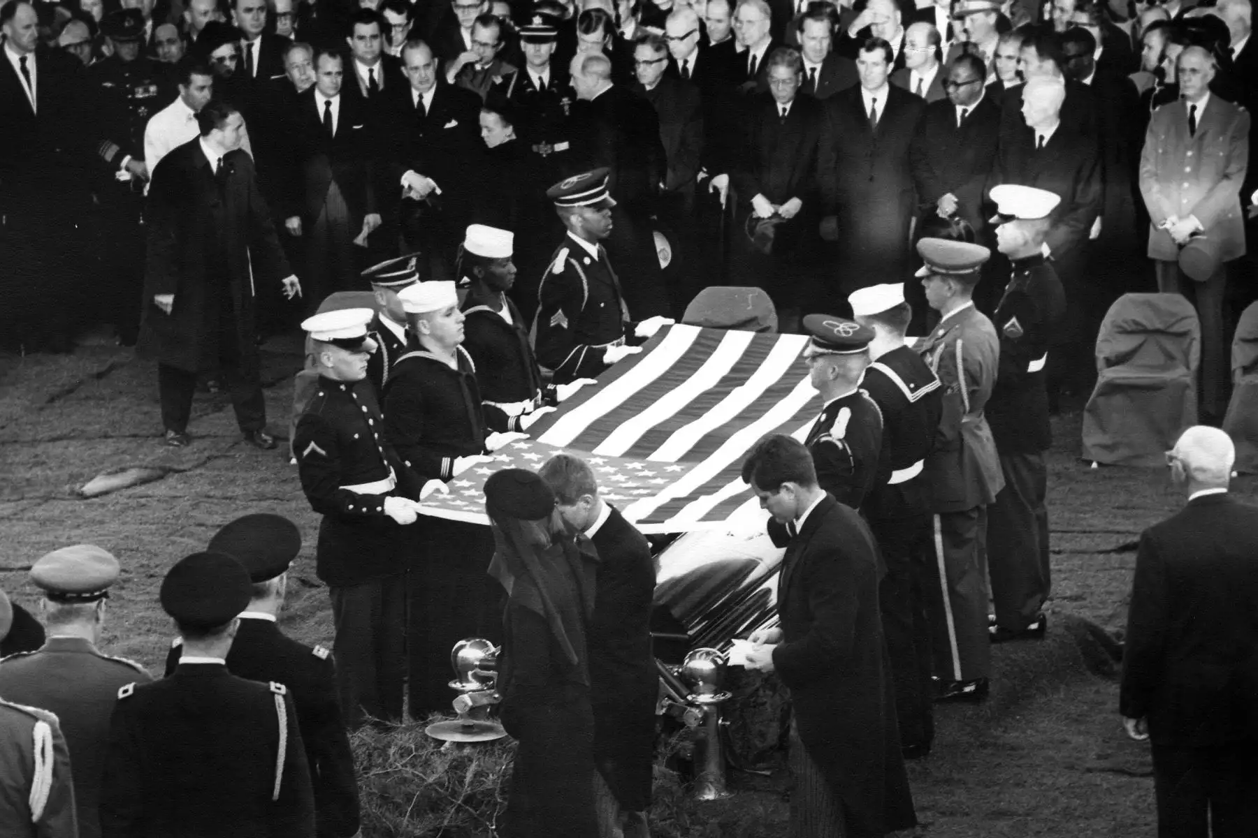 Foto de fecha 25 de noviembre de 1963, cortesía de la Biblioteca y Museo Presidencial John F. Kennedy, Boston, muestra a miembros de la familia Kennedy, guardias de honor y dignatarios extranjeros durante el encendido de la Llama Eterna en la ceremonia de entierro del presidente John F. Kennedy en el cementerio nacional de Arlington, Virginia. En la asistencia en primer plano: Jacqueline Kennedy, el Fiscal General Robert F. Kennedy, el Senador Edward M. Kennedy. AFP HAND OUT Fotografías de la Casa Blanca de