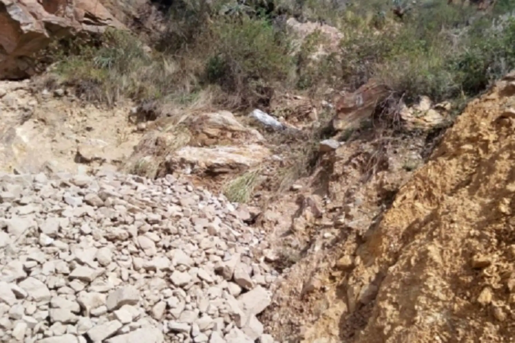 Un derrumbe originado por las fuertes lluvias afectó una vivienda en el centro poblado de Pallalla, distrito de Acoria, en la provincia y región Huancavelica, dejando tres personas fallecidas, entre ellas una menor de edad, informó el Instituto Nacional de Defensa Civil (Indeci). ANDINA/Difusión