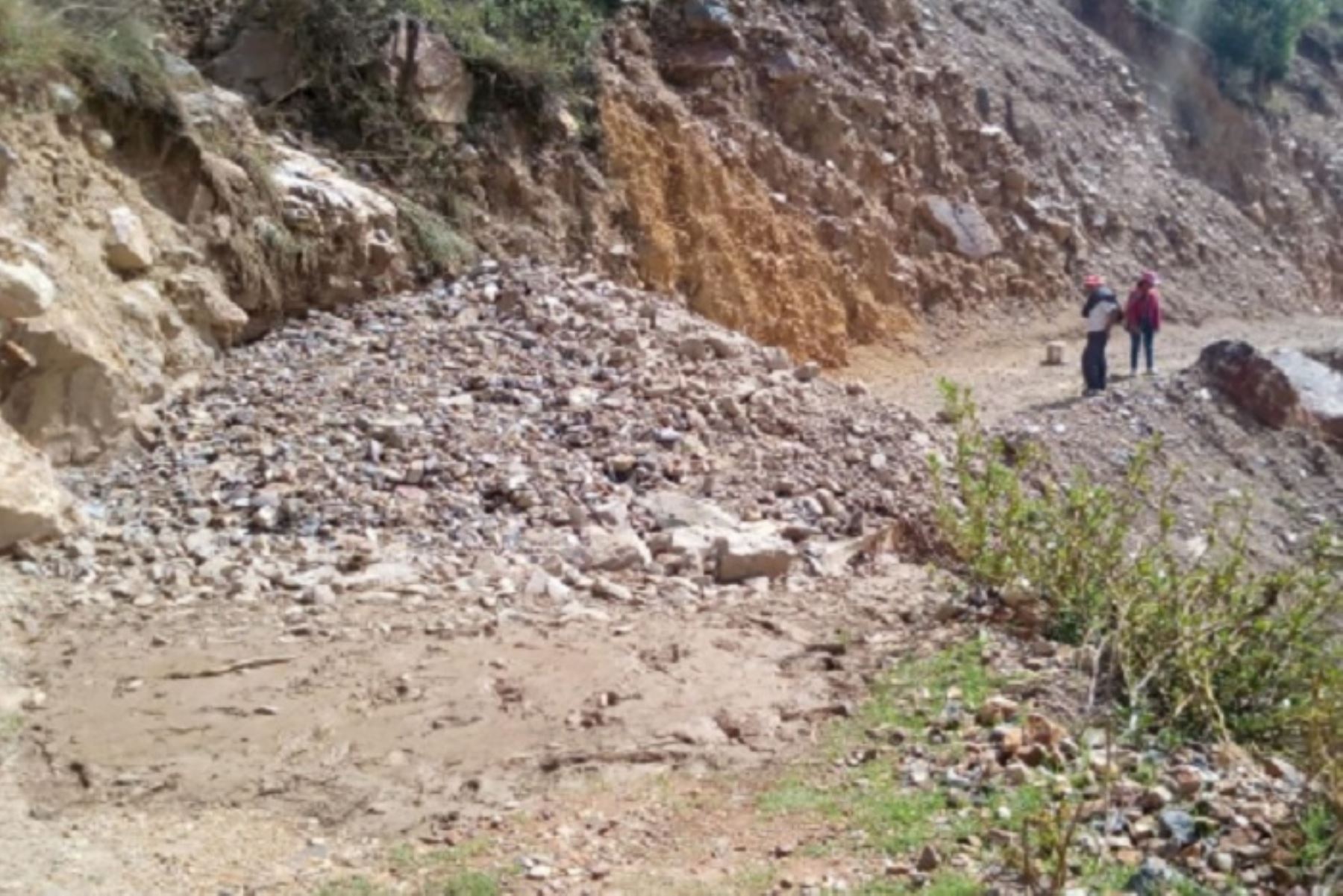 Las constantes lluvias en la región Apurímac generaron un derrumbe afectando una vía carrozable en la localidad Huayllati, en el distrito del mismo nombre, provincia de Grau, por lo que  se restringió el tránsito.
