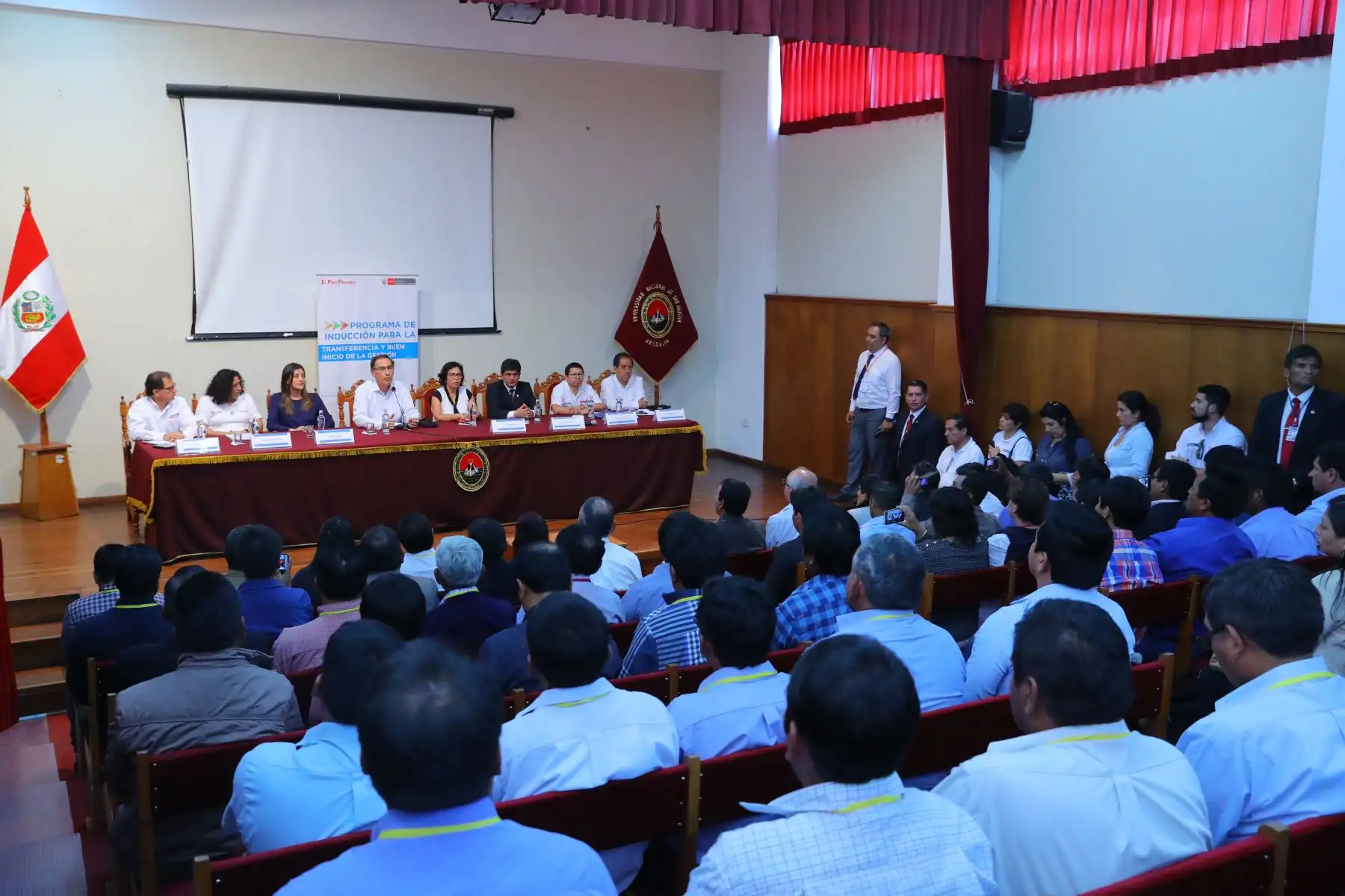 Presidente Martín Vizcarra participó en el taller de inducción para la transferencia y buen inicio de gestión dirigido a autoridades municipales, distritales y provinciales, recientemente electas en la región Arequipa.Foto: ANDINA/Prensa Presidencia