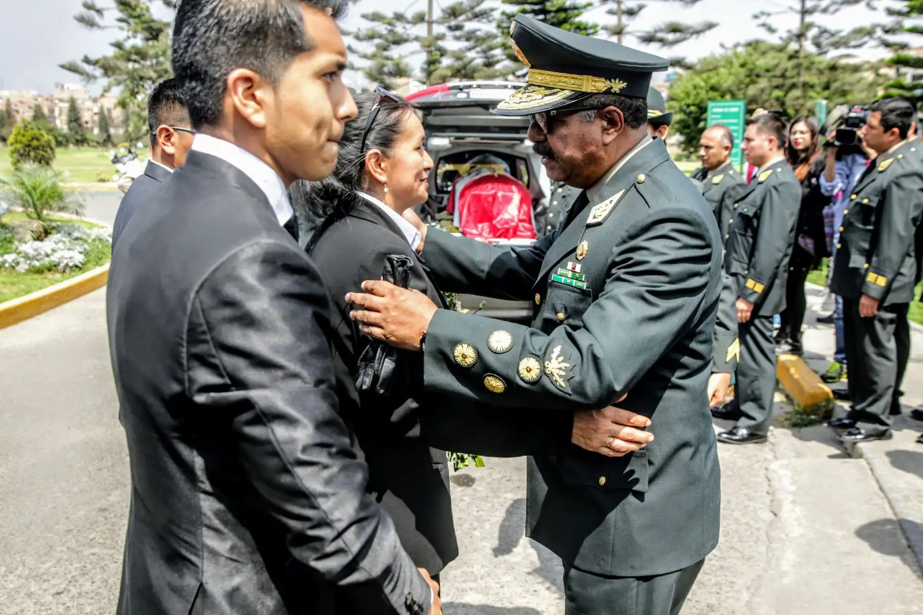 Multitudinaria y triste fue la despedida del sub oficial José Luis Pacheco Paredes en el cementerio Santa Rosa de Chorrillos. Foto: ANDINA/Luis Iparraguirre