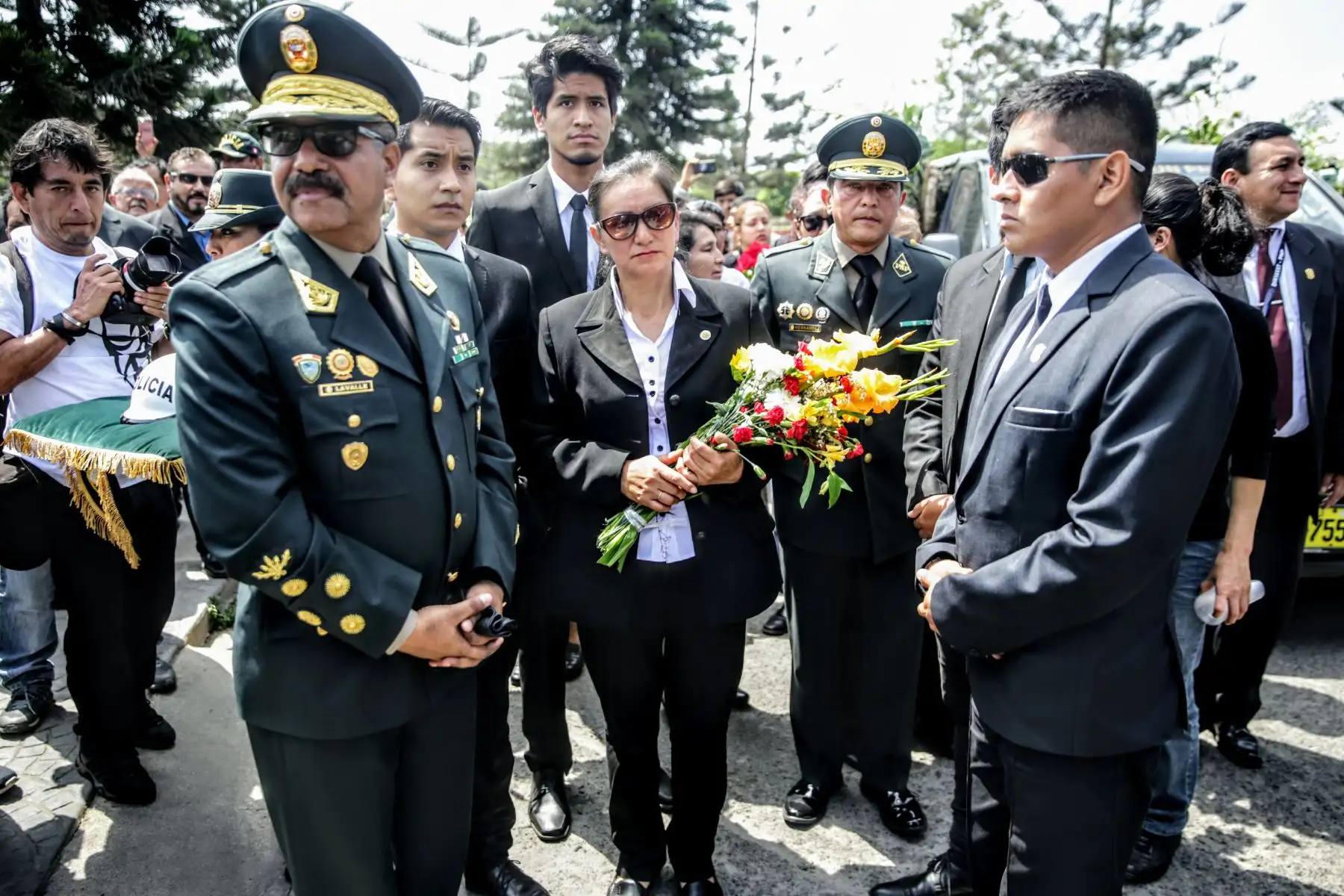 Multitudinaria y triste fue la despedida del sub oficial José Luis Pacheco Paredes en el cementerio Santa Rosa de Chorrillos. Foto: ANDINA/Luis Iparraguirre
