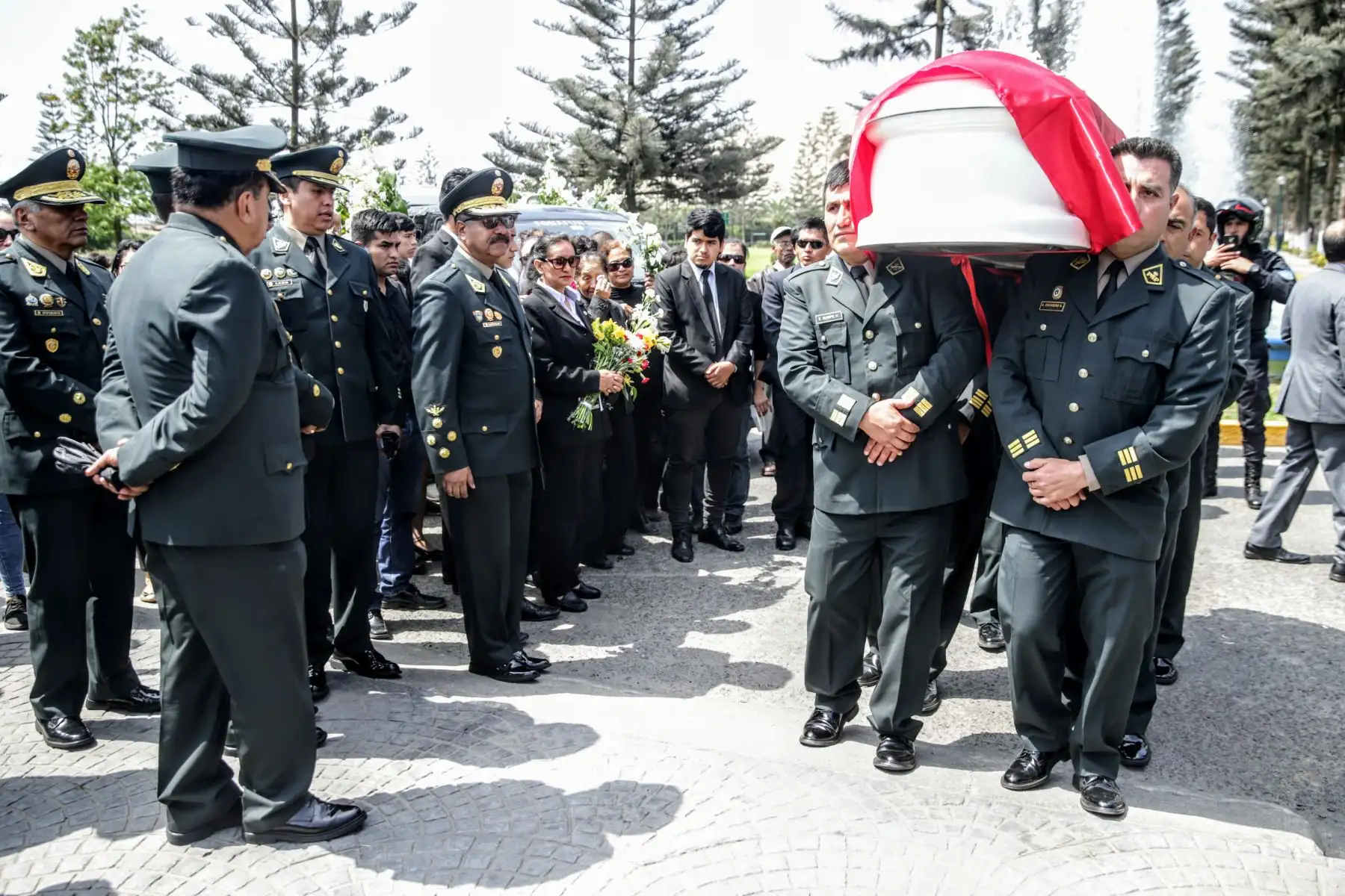 Multitudinaria y triste fue la despedida del sub oficial José Luis Pacheco Paredes en el cementerio Santa Rosa de Chorrillos. Foto: ANDINA/Luis Iparraguirre