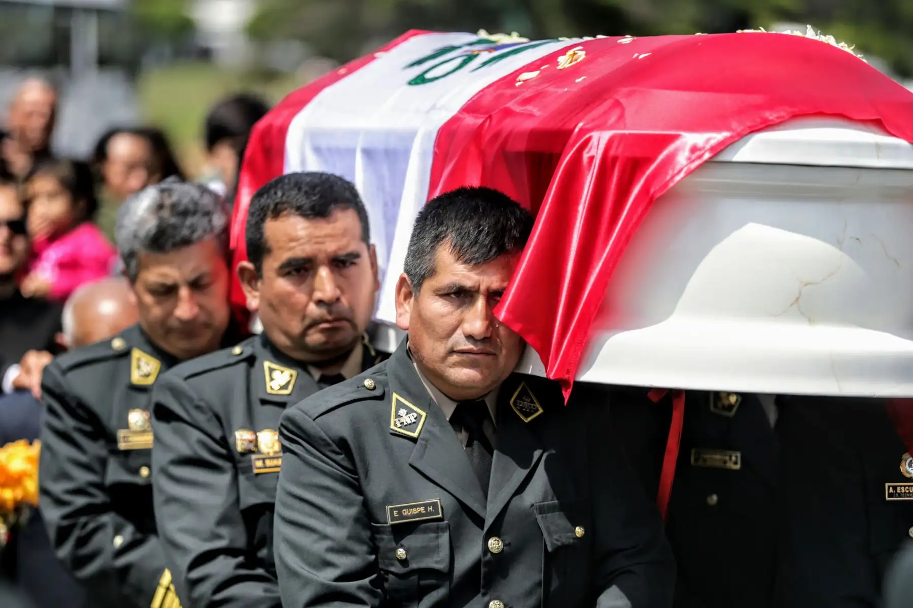 Multitudinaria y triste fue la despedida del sub oficial José Luis Pacheco Paredes en el cementerio Santa Rosa de Chorrillos. Foto: ANDINA/Luis Iparraguirre