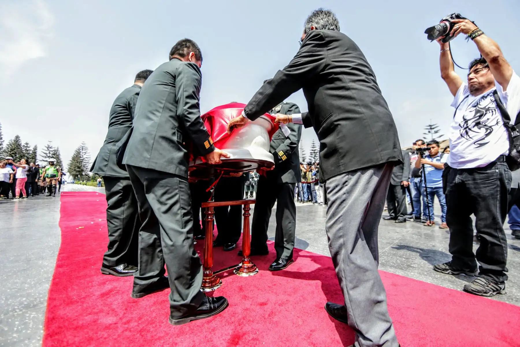 Multitudinaria y triste fue la despedida del sub oficial José Luis Pacheco Paredes en el cementerio Santa Rosa de Chorrillos. Foto: ANDINA/Luis Iparraguirre