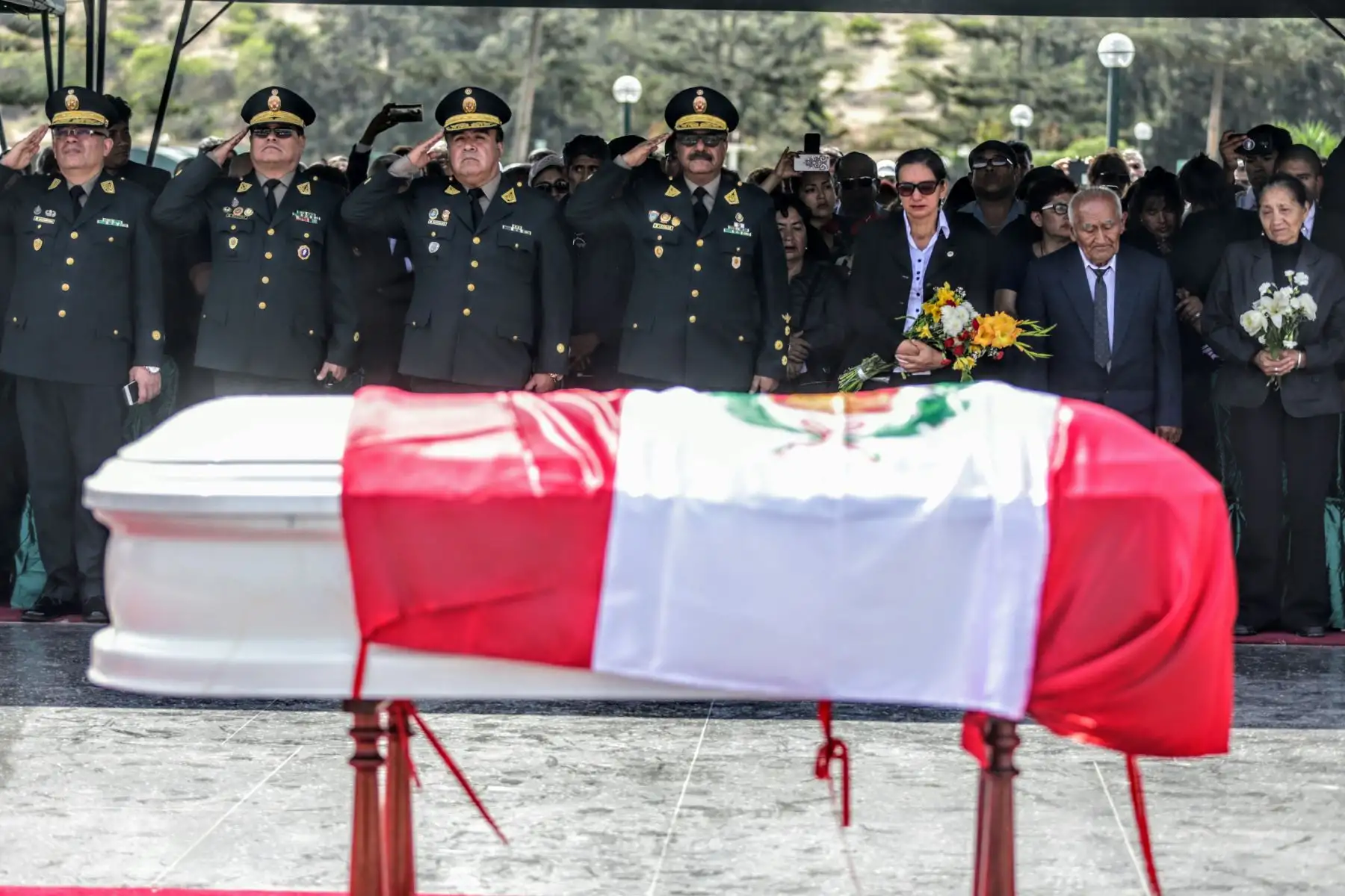 Multitudinaria y triste fue la despedida del sub oficial José Luis Pacheco Paredes en el cementerio Santa Rosa de Chorrillos. Foto: ANDINA/Luis Iparraguirre