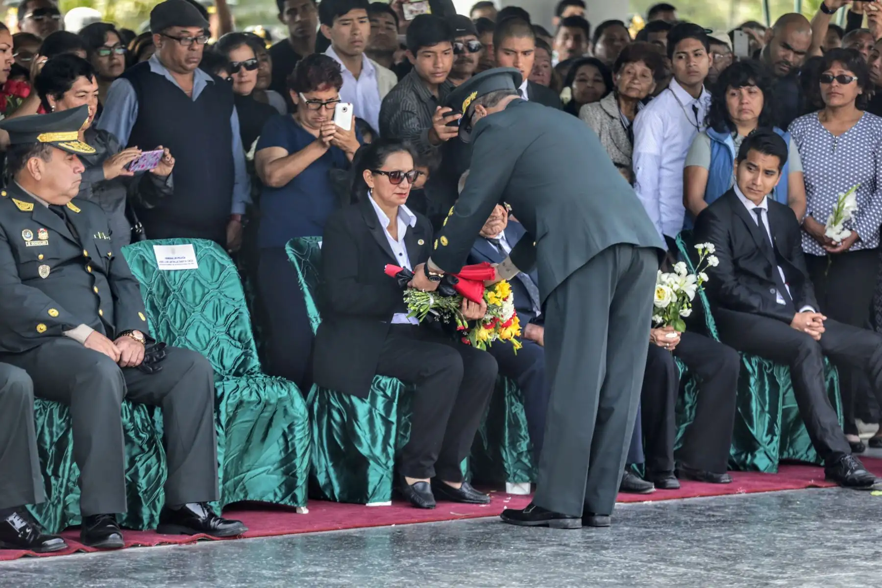 Multitudinaria y triste fue la despedida del sub oficial José Luis Pacheco Paredes en el cementerio Santa Rosa de Chorrillos. Foto: ANDINA/Luis Iparraguirre