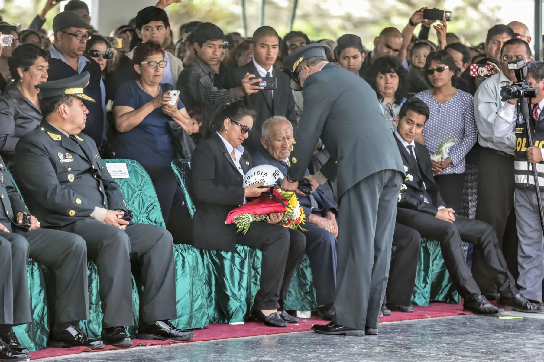 Multitudinaria y triste fue la despedida del sub oficial José Luis Pacheco Paredes en el cementerio Santa Rosa de Chorrillos. Foto: ANDINA/Luis Iparraguirre