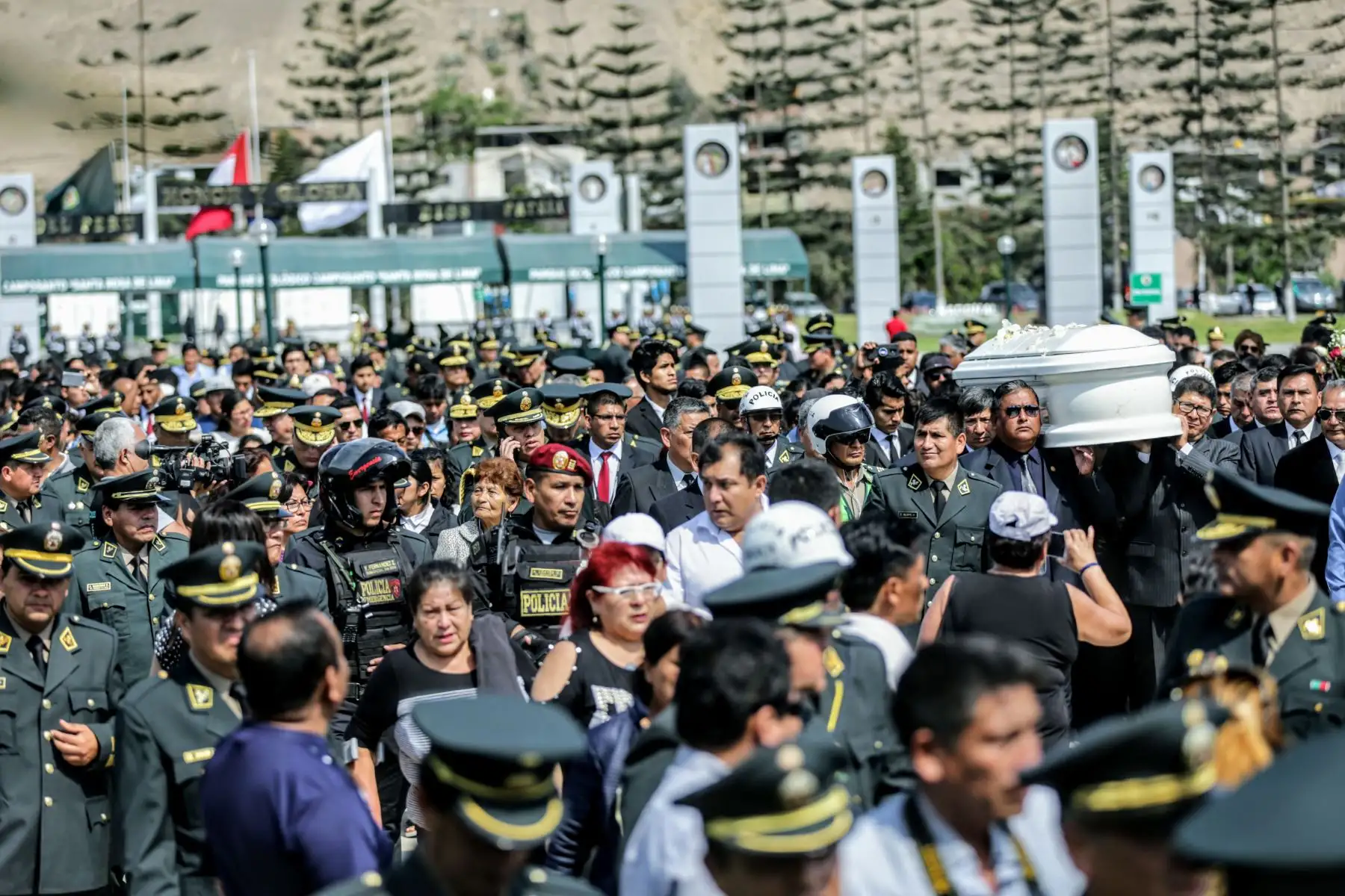 Multitudinaria y triste fue la despedida del sub oficial José Luis Pacheco Paredes en el cementerio Santa Rosa de Chorrillos. Foto: ANDINA/Luis Iparraguirre