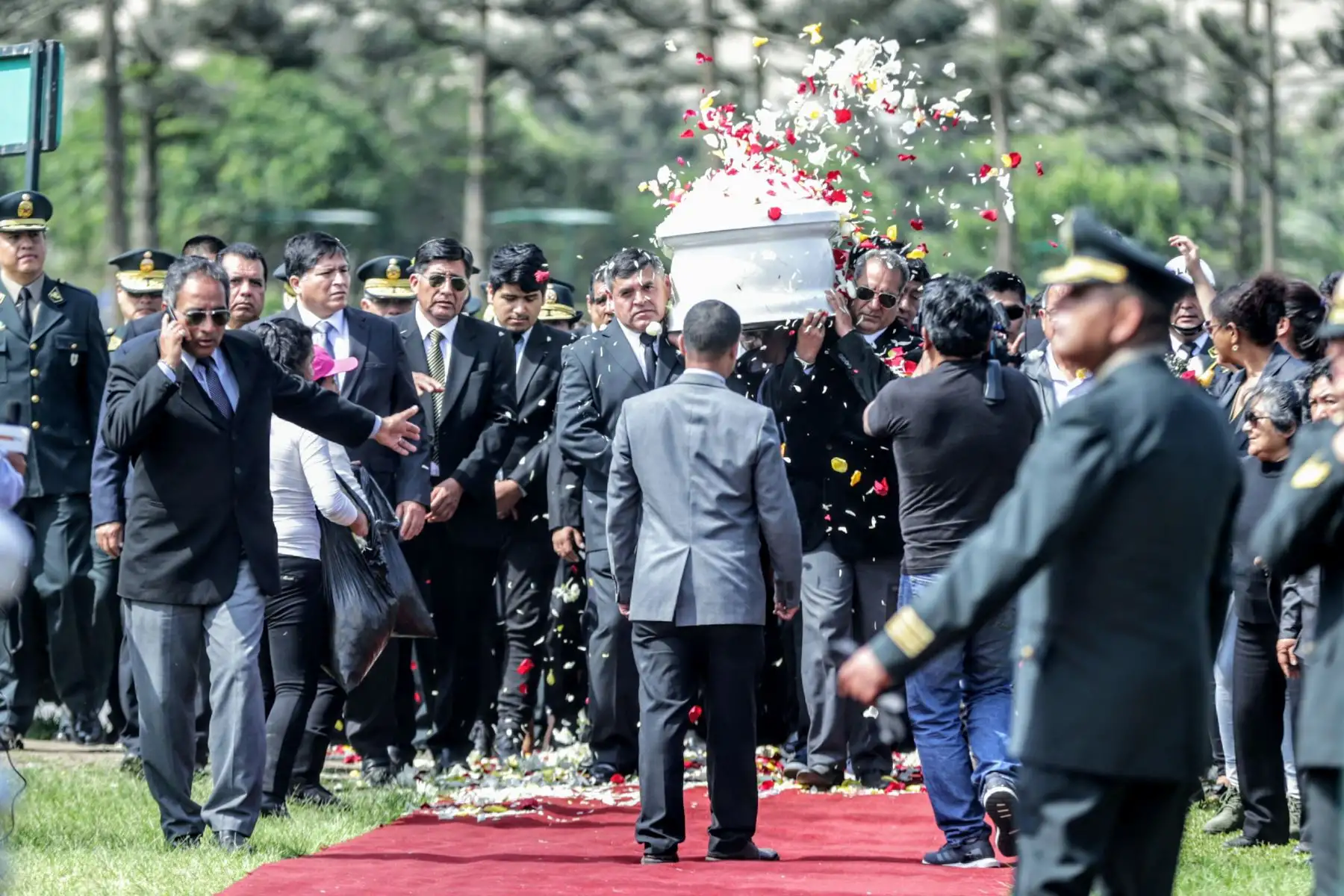 Multitudinaria y triste fue la despedida del sub oficial José Luis Pacheco Paredes en el cementerio Santa Rosa de Chorrillos. Foto: ANDINA/Luis Iparraguirre