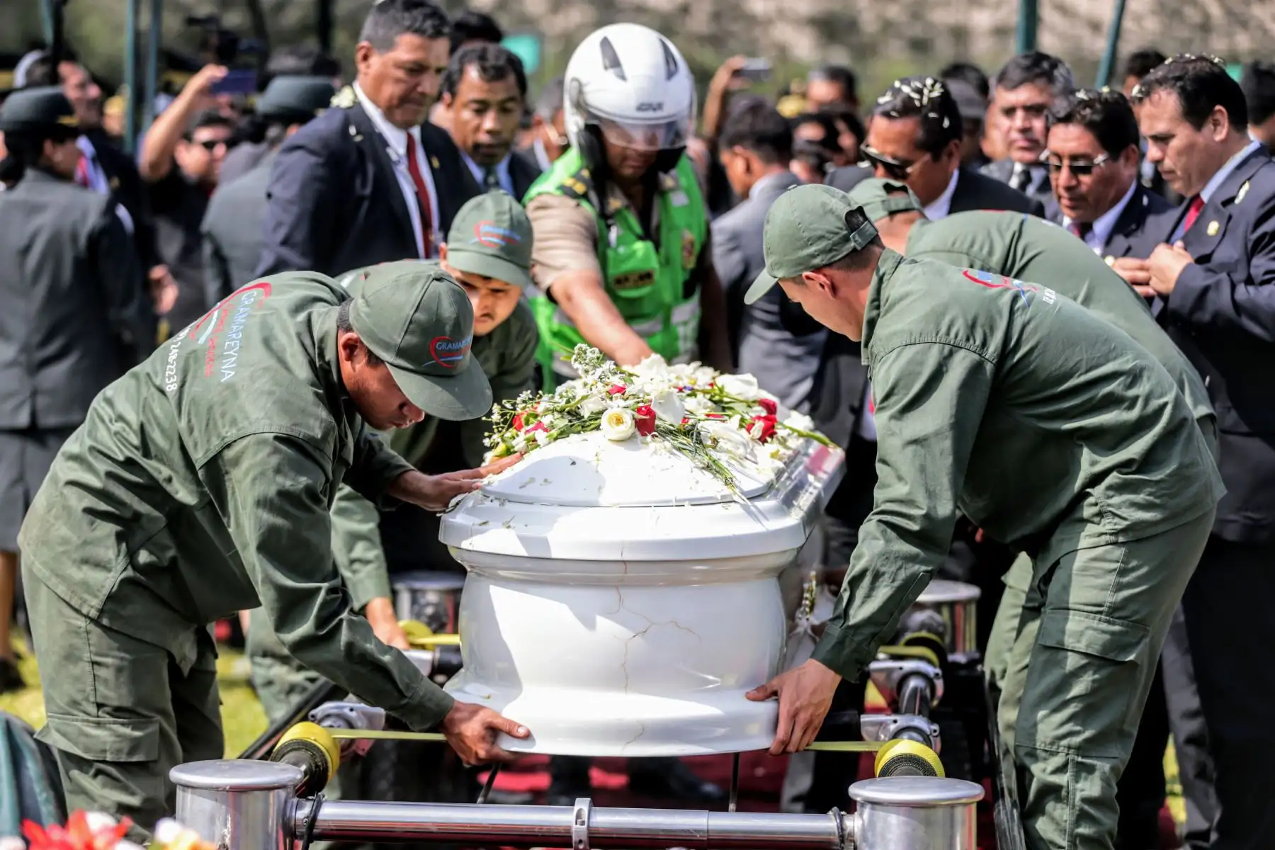 Multitudinaria y triste fue la despedida del sub oficial José Luis Pacheco Paredes en el cementerio Santa Rosa de Chorrillos. Foto: ANDINA/Luis Iparraguirre