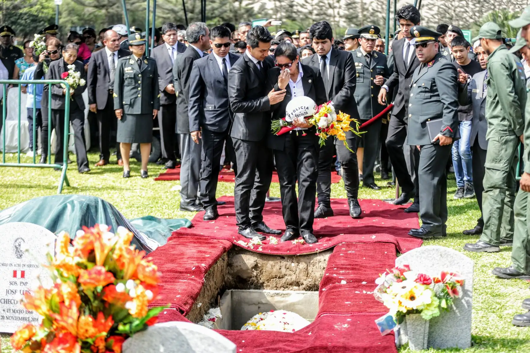 Multitudinaria y triste fue la despedida del sub oficial José Luis Pacheco Paredes en el cementerio Santa Rosa de Chorrillos. Foto: ANDINA/Luis Iparraguirre