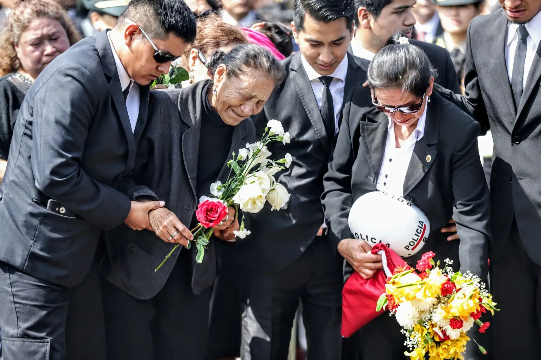 Multitudinaria y triste fue la despedida del sub oficial José Luis Pacheco Paredes en el cementerio Santa Rosa de Chorrillos. Foto: ANDINA/Luis Iparraguirre