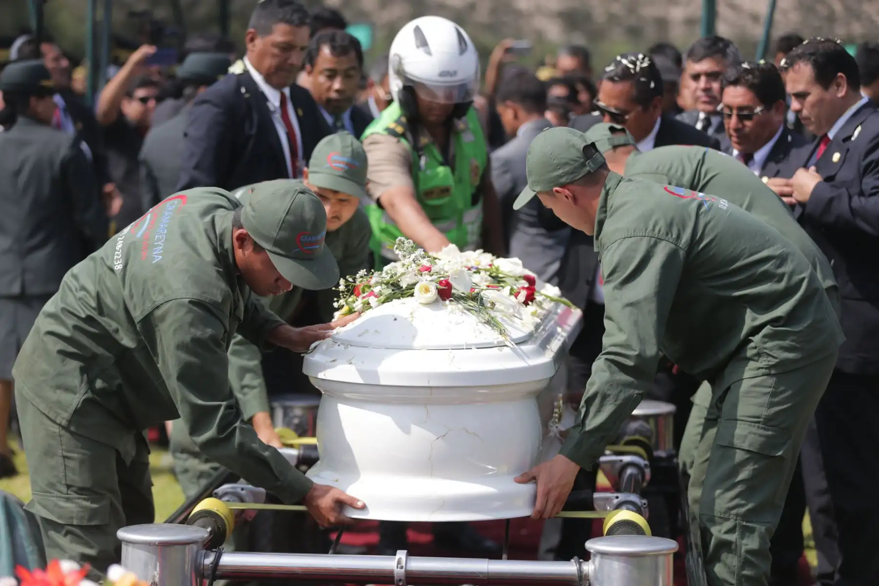 Multitudinaria y triste fue la despedida del sub oficial José Luis Pacheco Paredes en el cementerio Santa Rosa de Chorrillos. Foto: ANDINA/Luis Iparraguirre