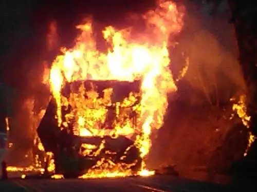 La División Policial Quispicanchi investiga las causas del incendio de un bus de transporte interregional en la carretera Cusco-Arequipa, jurisdicción de la provincia cusqueña de Qusipicanchi. Foto: ANDINA/Walter Torres Orcón / Facebook
