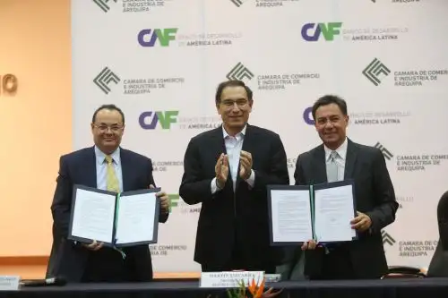 Presidente Martín Vizcarra (al centro) participó en ceremonia de suscripción de acuerdo para desarrollar cluster minero en el sur. Foto: Cortesía.