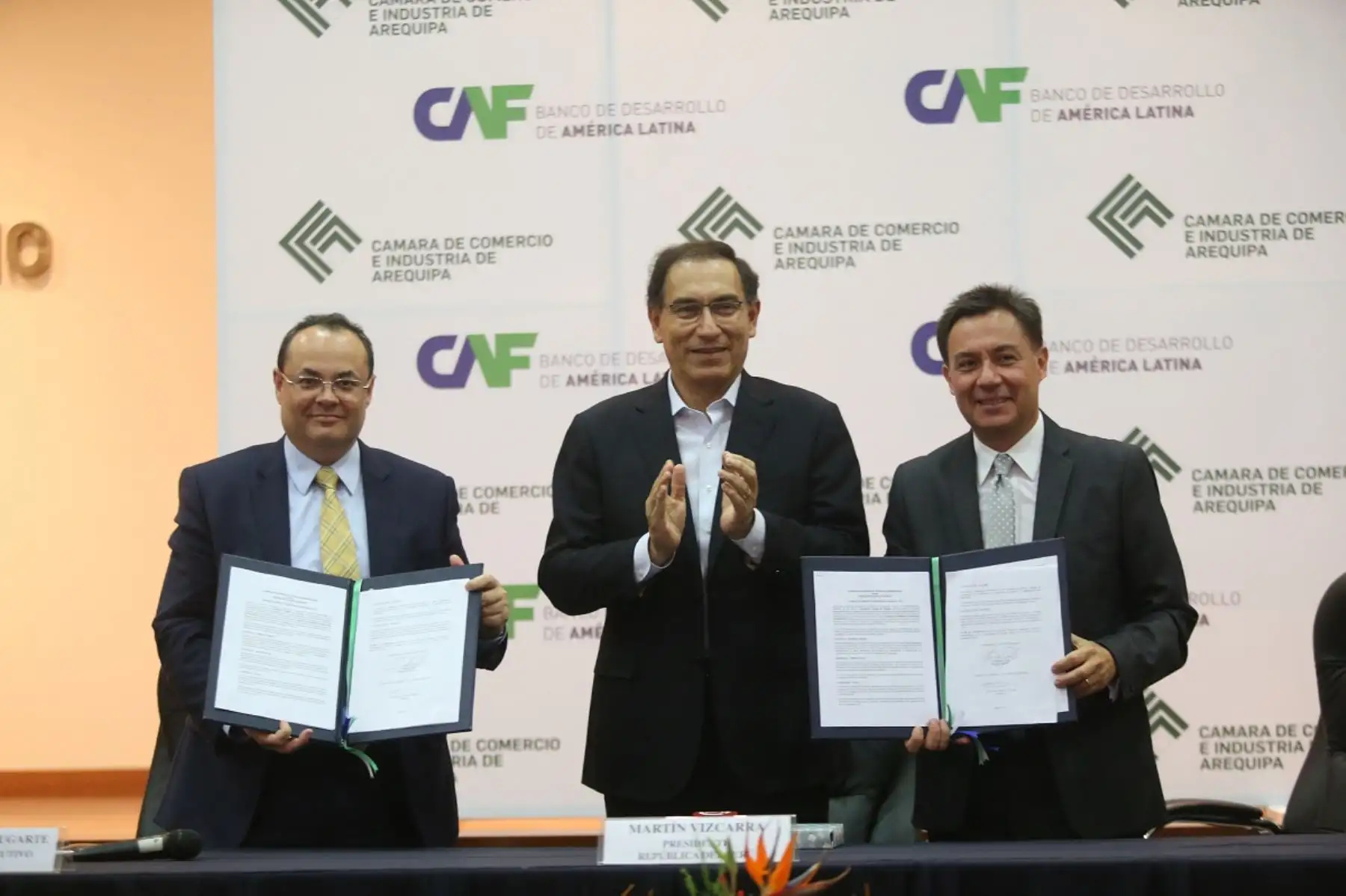 Presidente Martín Vizcarra (al centro) participó en ceremonia de suscripción de acuerdo para desarrollar cluster minero en el sur. Foto: Cortesía.