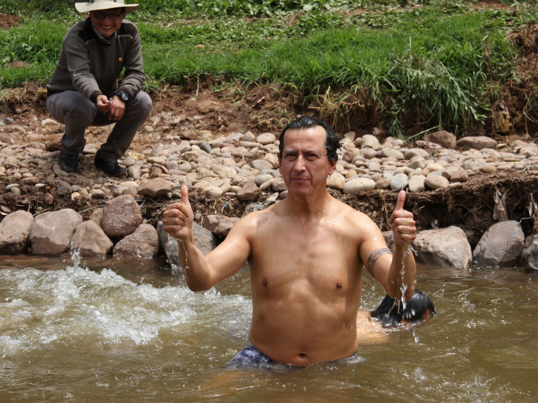 El alcalde provincial del Cusco, Carlos Moscoso Perea, se dio un chapuzón en el río Huancaro, que está siendo descontaminado. Foto: Municipalidad del Cusco.