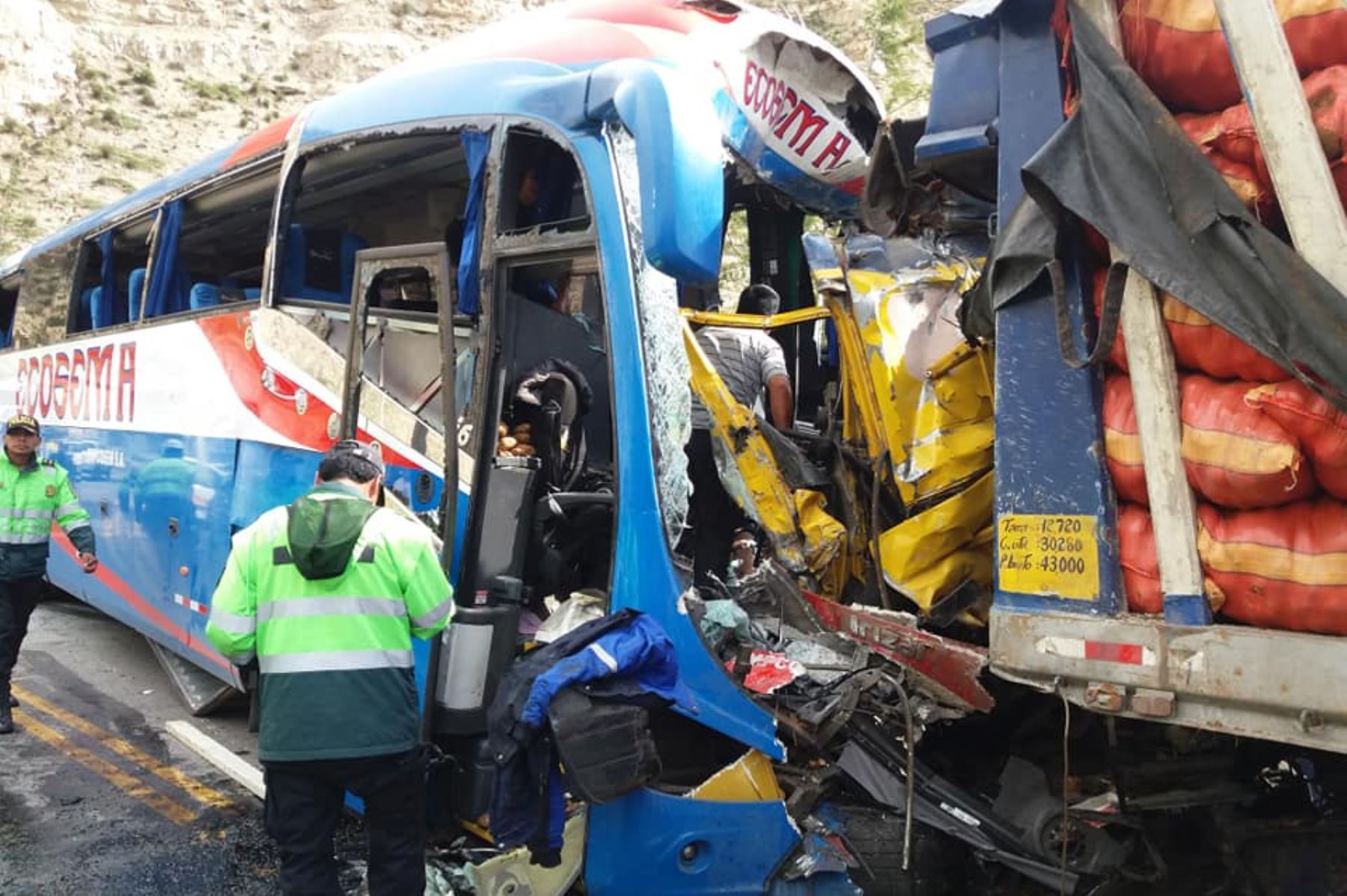 Accidente en el kilómetro 3 del tramo La Oroya-Desvío Cerro de Pasco de la carretera Central dejó dos muertos y más de una veintena de heridos.