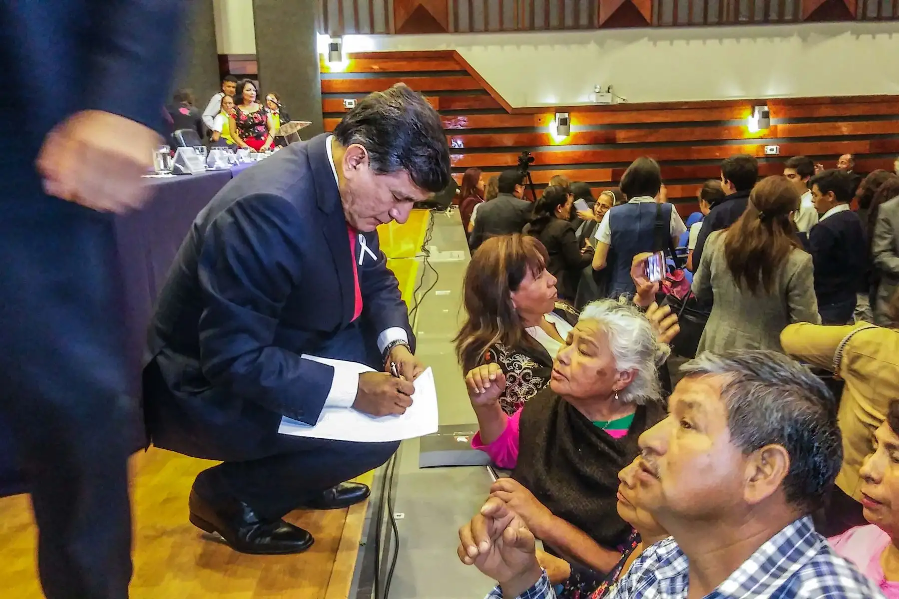 Tras su exposición, ministro Morán escuchó pedidos de asistentes. Foto: Mininter