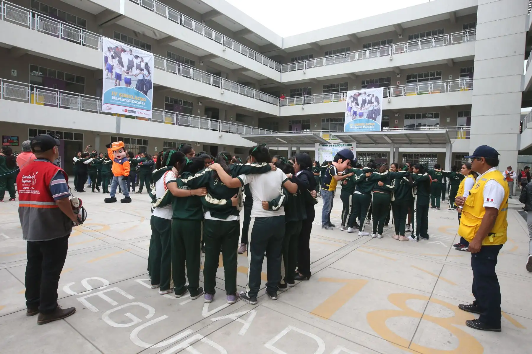 Hoy se desarrolló el IV Simulacro Nacional de Sismo 2018 en 112 mil 728 colegios públicos y privados, a fin de mantener a escolares, profesores, padres de familia y directivos preparados para una evacuación rápida.Foto: ANDINA/Vidal Tarqui