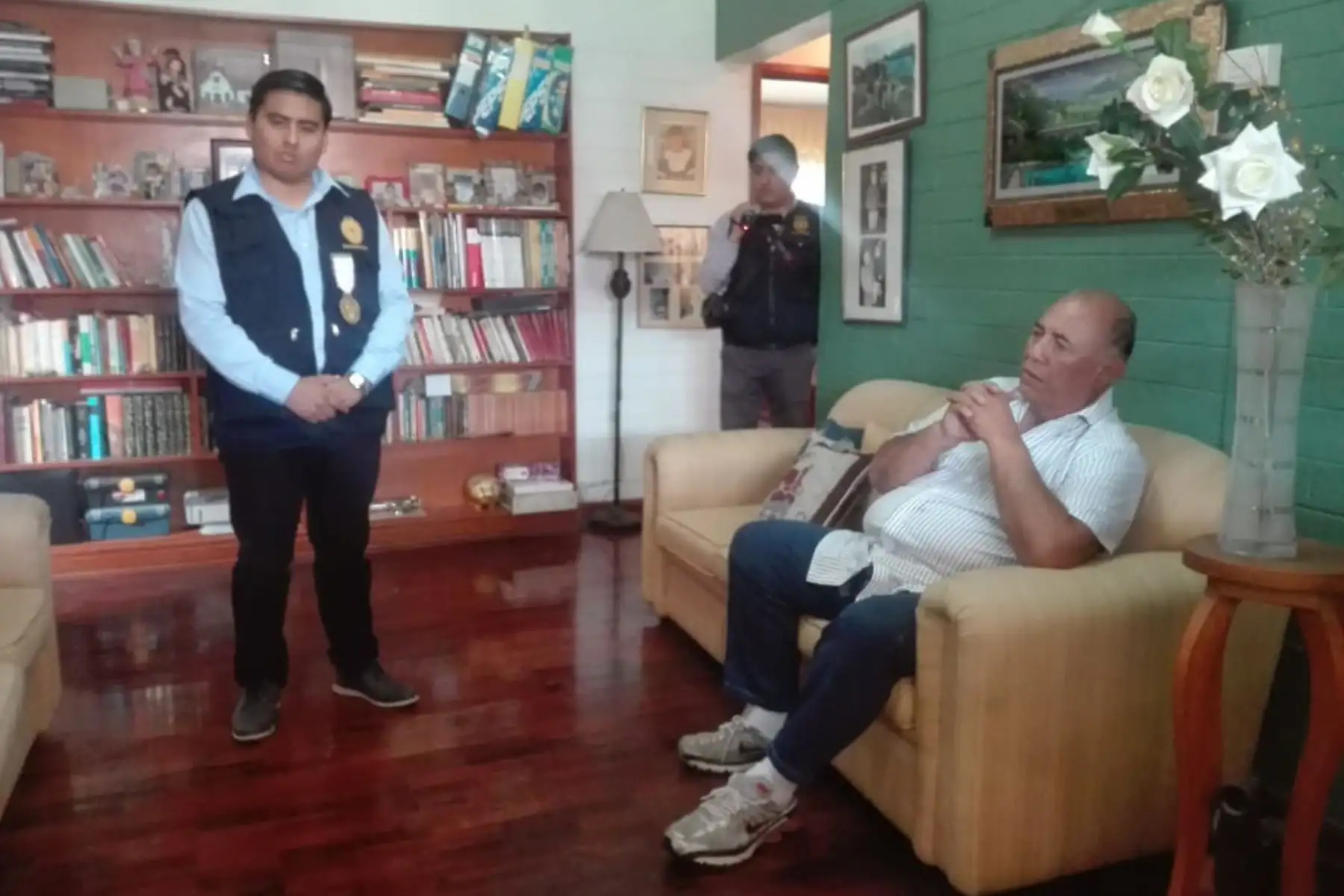 El ex alcalde provincial de Tacna, Luis Torres Robledo, fue detenido hoy por su presunta vinculación con una organización criminal dedicada al tráfico de terrenos.