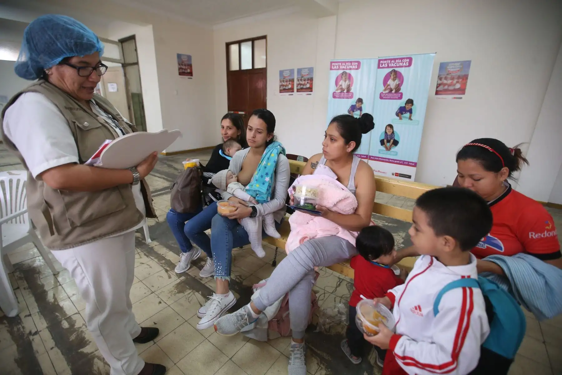 Campaña Nacional de Vacunación "ponte al Día con las Vacunas" de enfermedades como la neumonía, influenza estacional, fiebre amarilla, varicela y sarampión entre otras, en centro Salud Max Arias Scheiber La Victoria.  Foto: ANDINA/Vidal Tarqui