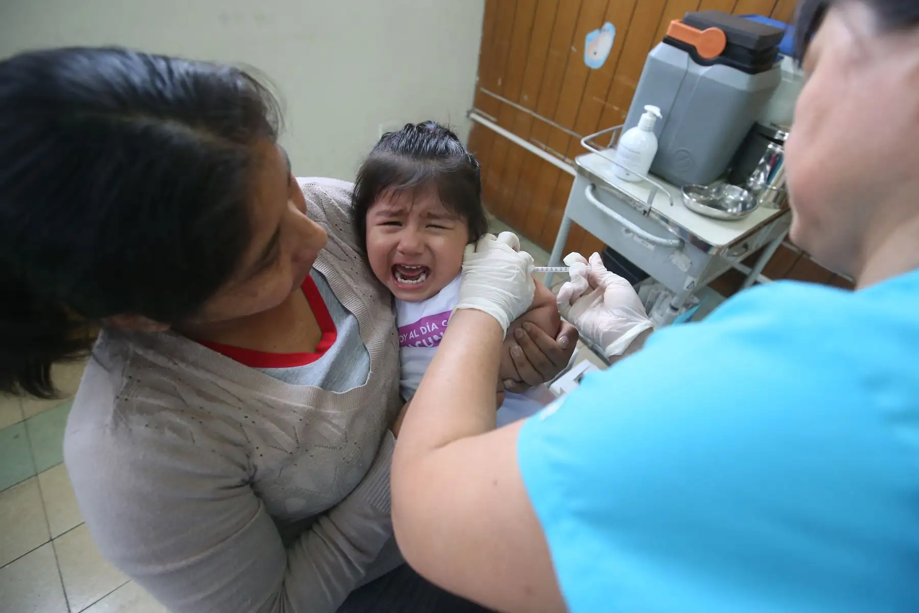 Campaña Nacional de Vacunación "ponte al Día con las Vacunas" de enfermedades como la neumonía, influenza estacional, fiebre amarilla, varicela y sarampión entre otras, en centro Salud Max Arias Scheiber La Victoria.  Foto: ANDINA/Vidal Tarqui