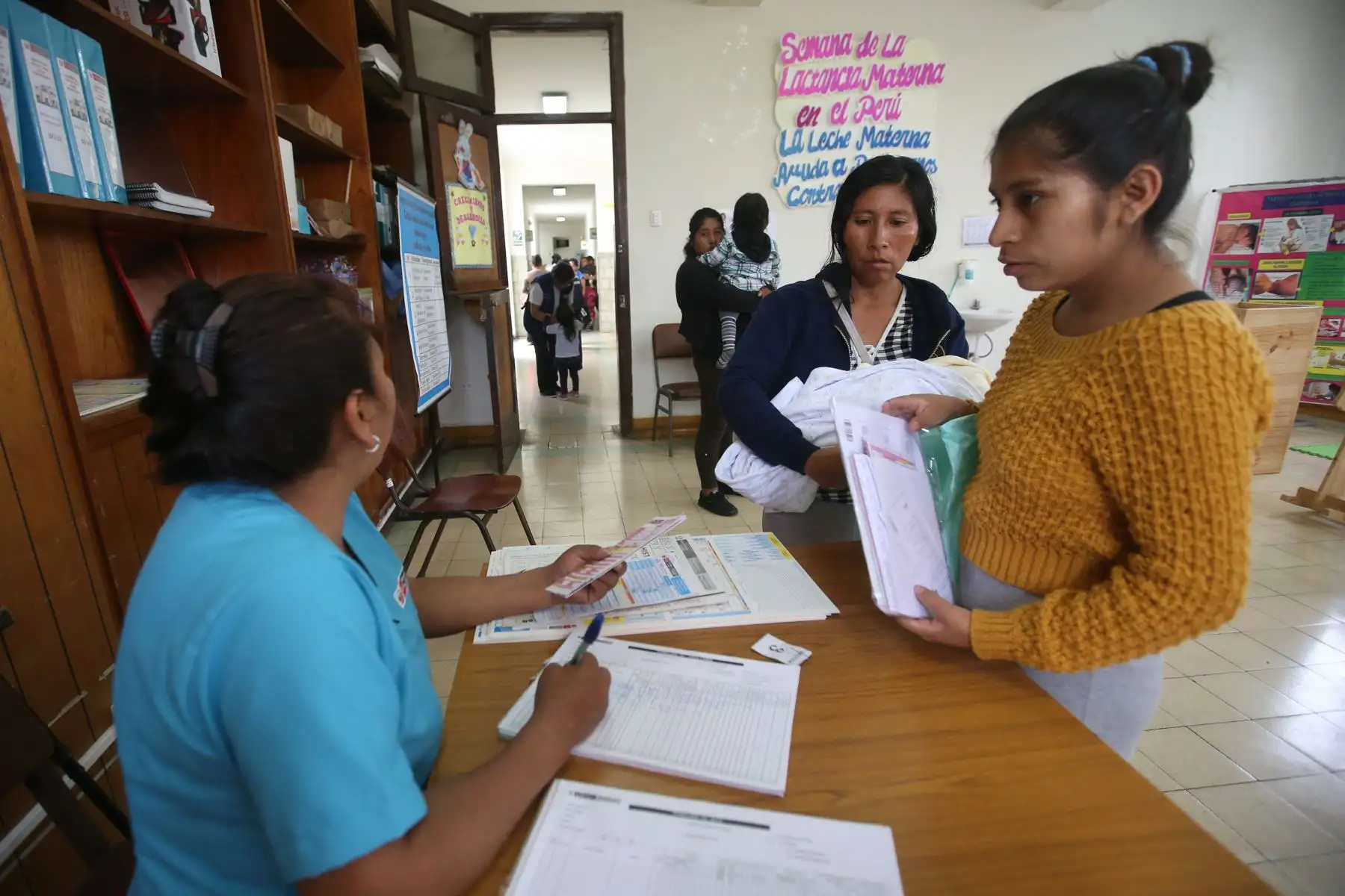 Campaña Nacional de Vacunación "ponte al Día con las Vacunas" de enfermedades como la neumonía, influenza estacional, fiebre amarilla, varicela y sarampión entre otras, en centro Salud Max Arias Scheiber La Victoria.  Foto: ANDINA/Vidal Tarqui