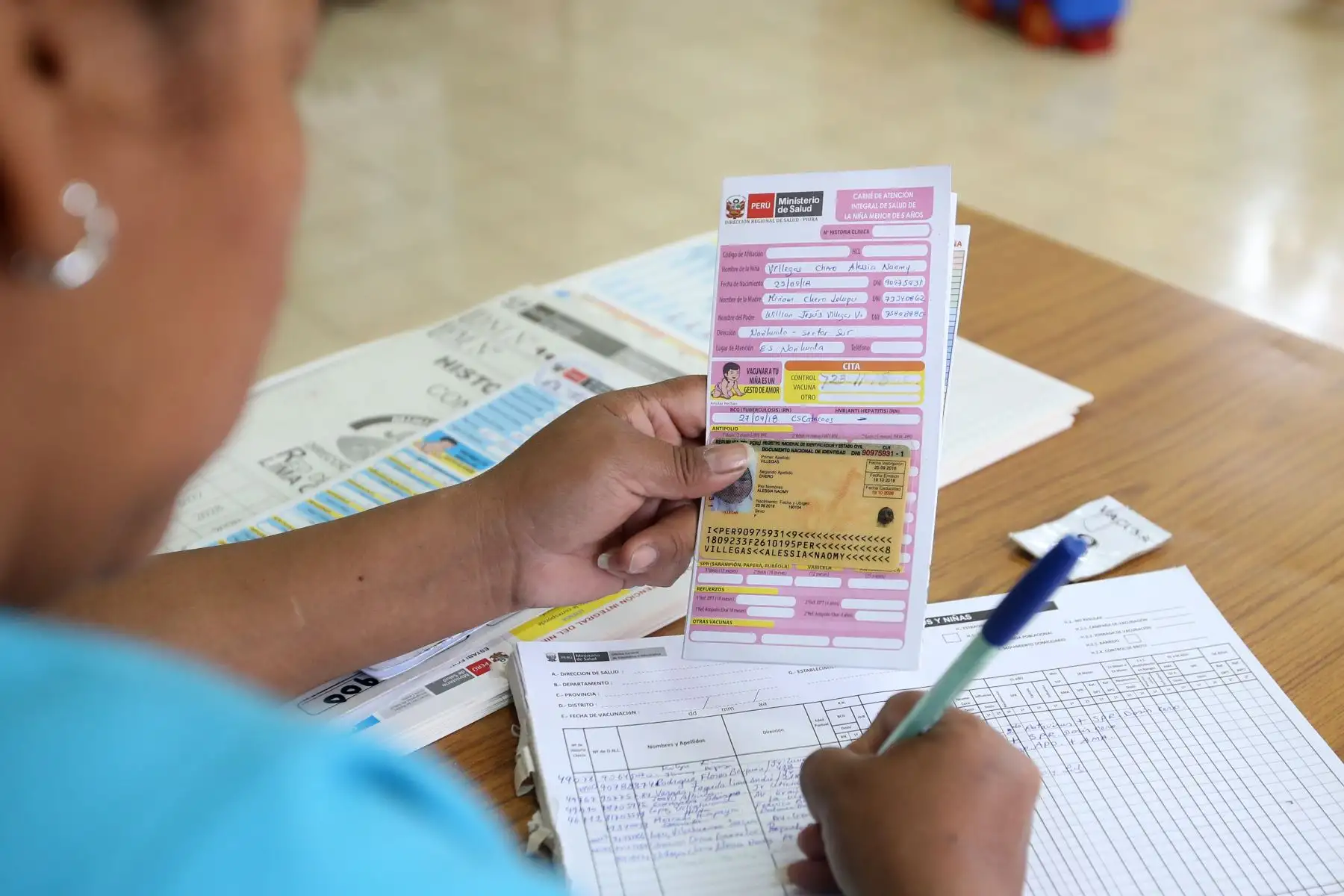 Campaña Nacional de Vacunación "ponte al Día con las Vacunas" de enfermedades como la neumonía, influenza estacional, fiebre amarilla, varicela y sarampión entre otras, en centro Salud Max Arias Scheiber La Victoria.  Foto: ANDINA/Vidal Tarqui