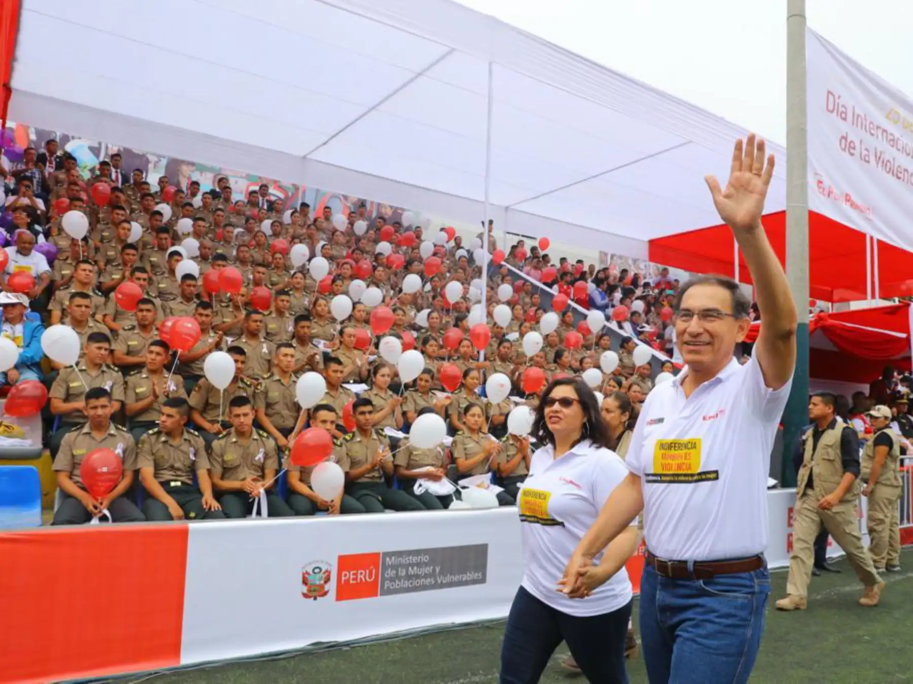 Presidente Martín Vizcarra junto a la primera dama Maribel Díaz en actividad conmemorativa por el Día Internacional de la Eliminación de la Violencia contra la Mujer.
