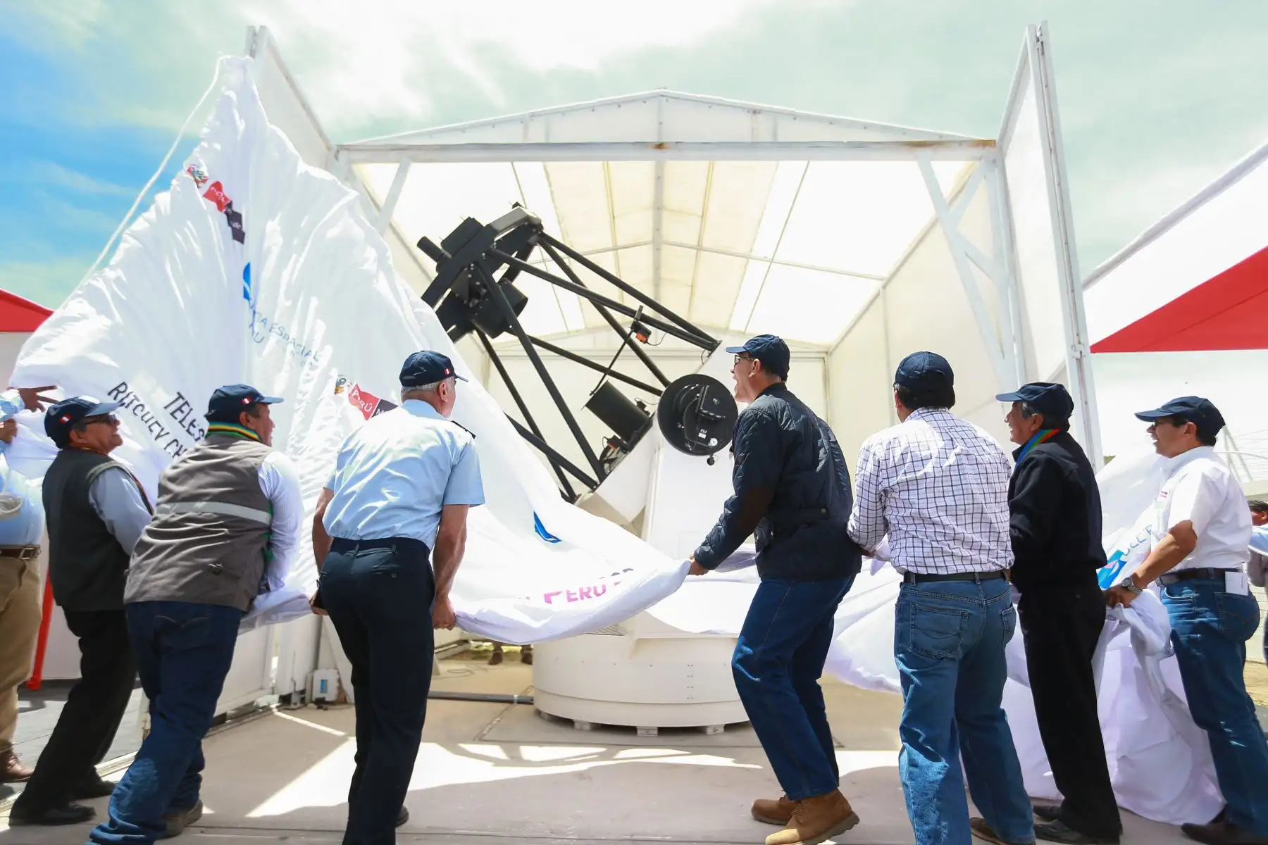 Presidente Martin Vizcarra presentó el telescopio Ritchey Chrétien – 1M, en el centro poblado de Cambrune, distrito de Carumas, (Moquegua), un lugar que cuenta con las condiciones apropiadas para la observación astronómica profesional, validada por la Agencia Espacial del Perú (Conida).Foto:ANDINA/Prensa Presidencia