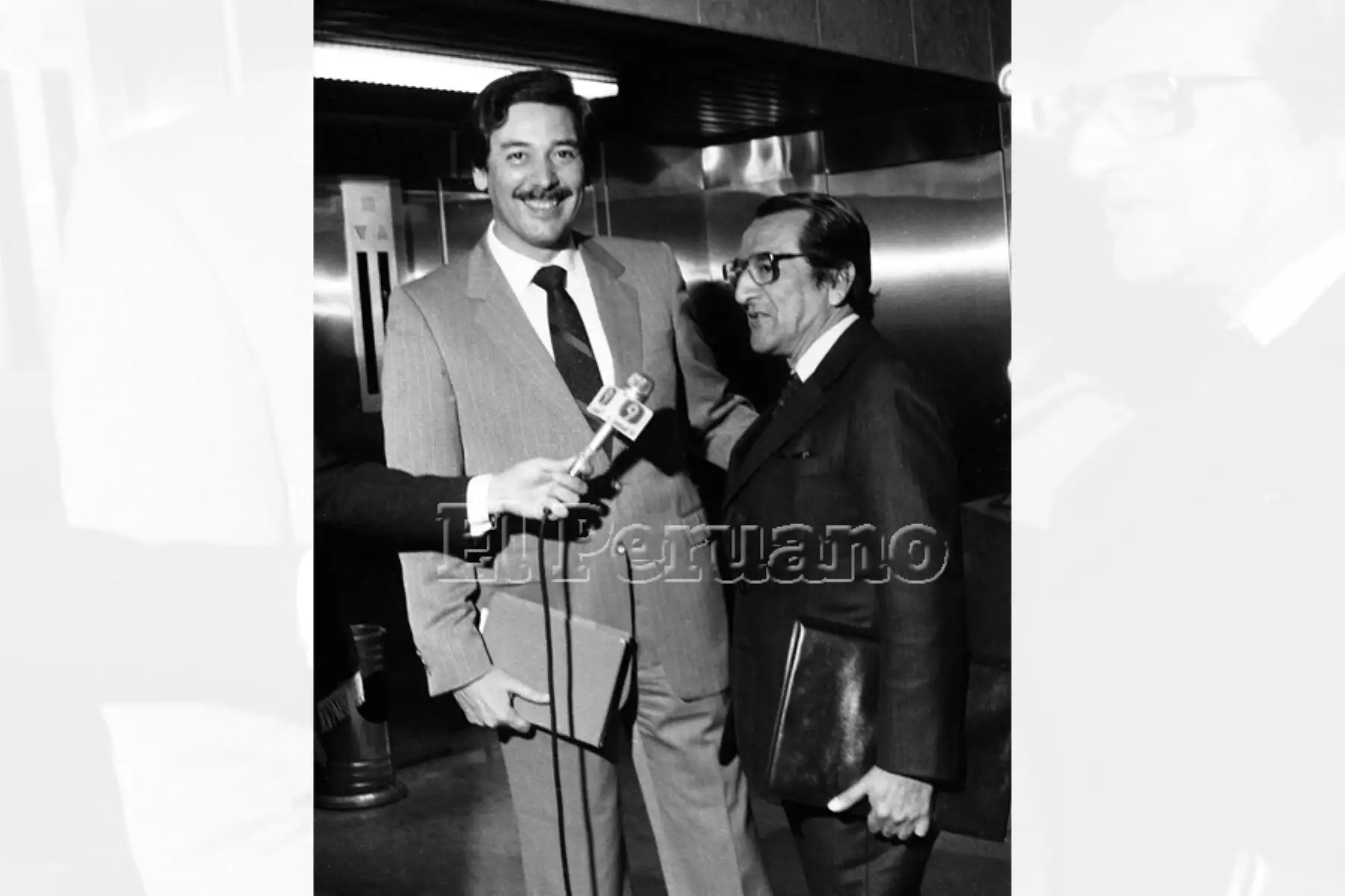 Lima - 28 octubre 1983 / Enrique Bernales saluda a Alfonso Barrantes luego de su participación en el debate municipal electoral. Foto: Archivo Histórico de EL PERUANO / Máximo Miralles