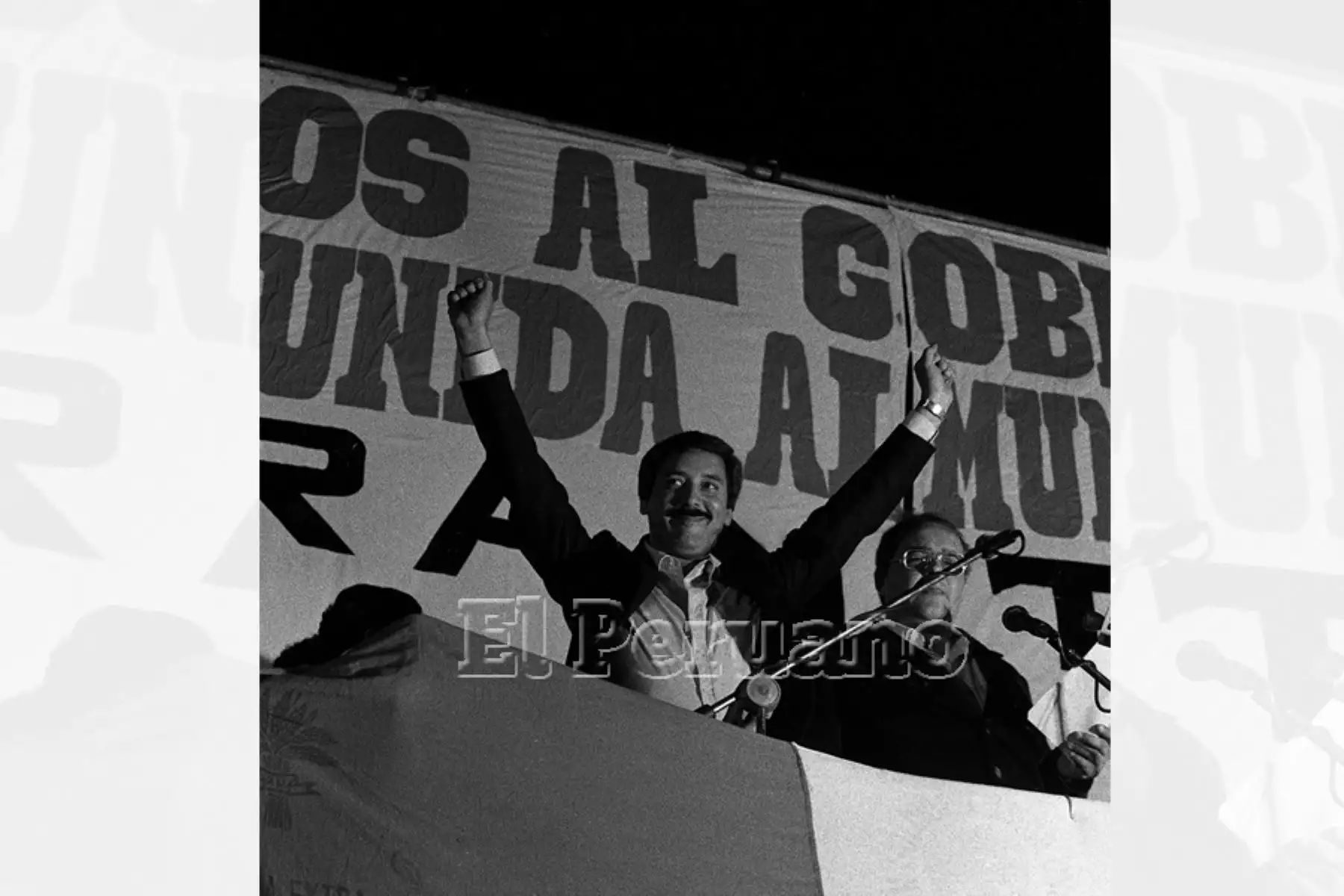 Lima - 8 noviembre 1983 / Enrique Bernales saluda desde el estrado a una multitud congregada en el mitin de cierre de campaña de Izquierda Unida con miras a las elecciones municipales. Foto: Archivo Histórico de EL PERUANO / Bernabé Wong