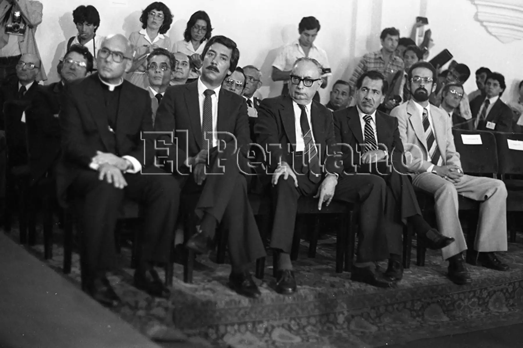 Lima - 5 abril 1984 / Los líderes de Izquierda Unida, Enrique Bernales Ballesteros y Javier Diez Canseco asistieron a la ceremonia donde el secretario general de las Naciones Unidas, Javier Pérez de Cuéllar, fue declarado huésped ilustre de la ciudad de Lima.  Foto: Archivo Histórico de EL PERUANO / Alejandro Aguirre
