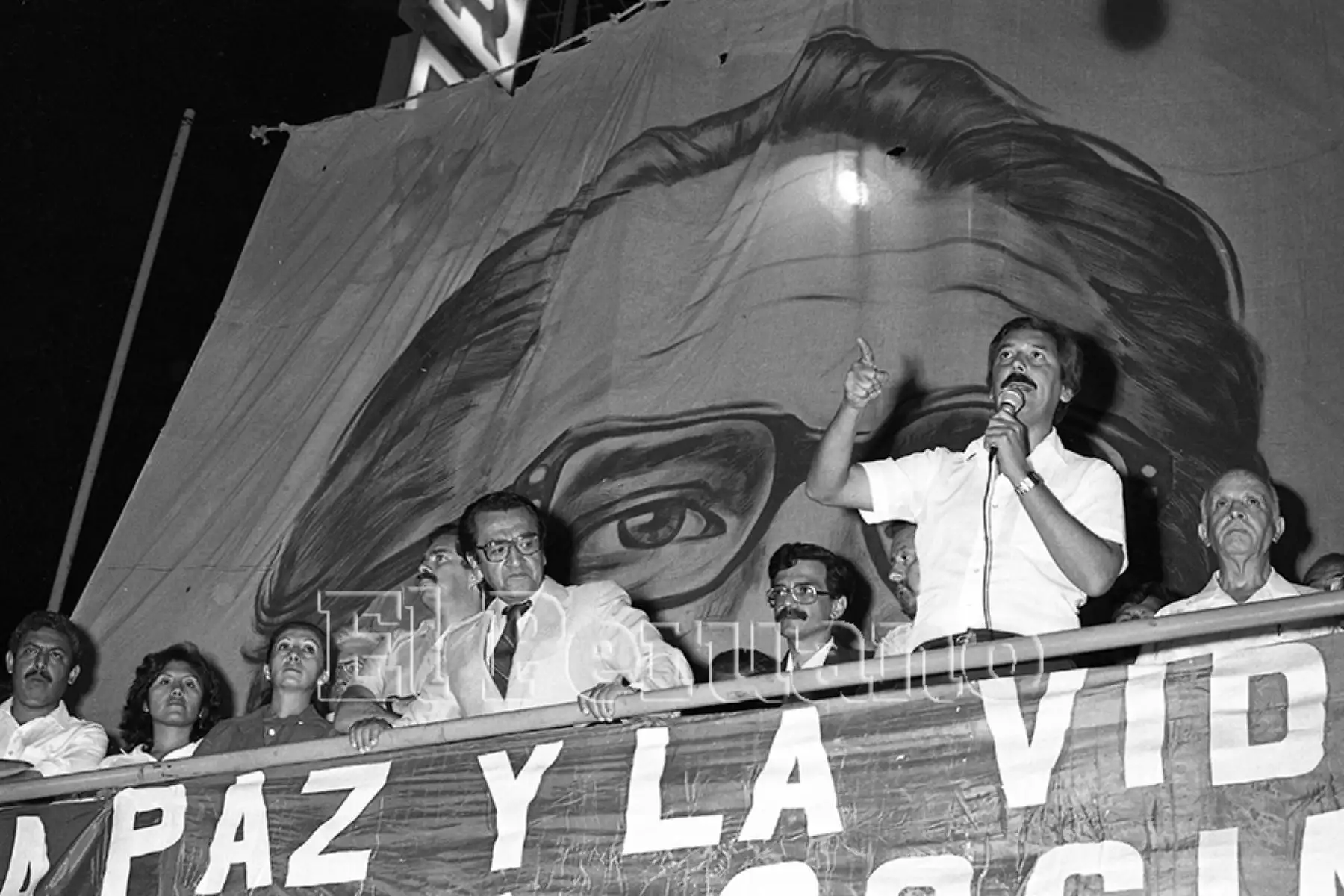 Lima - 18 febrero 1985 / Discurso de Enrique Bernales, candidato a la primera vicepresidencia, en un mitin de Izquierda Unida en Independencia en el marco de las elecciones generales de 1985. Foto:Archivo Histórico de EL PERUANO /  Pavel Marrul
