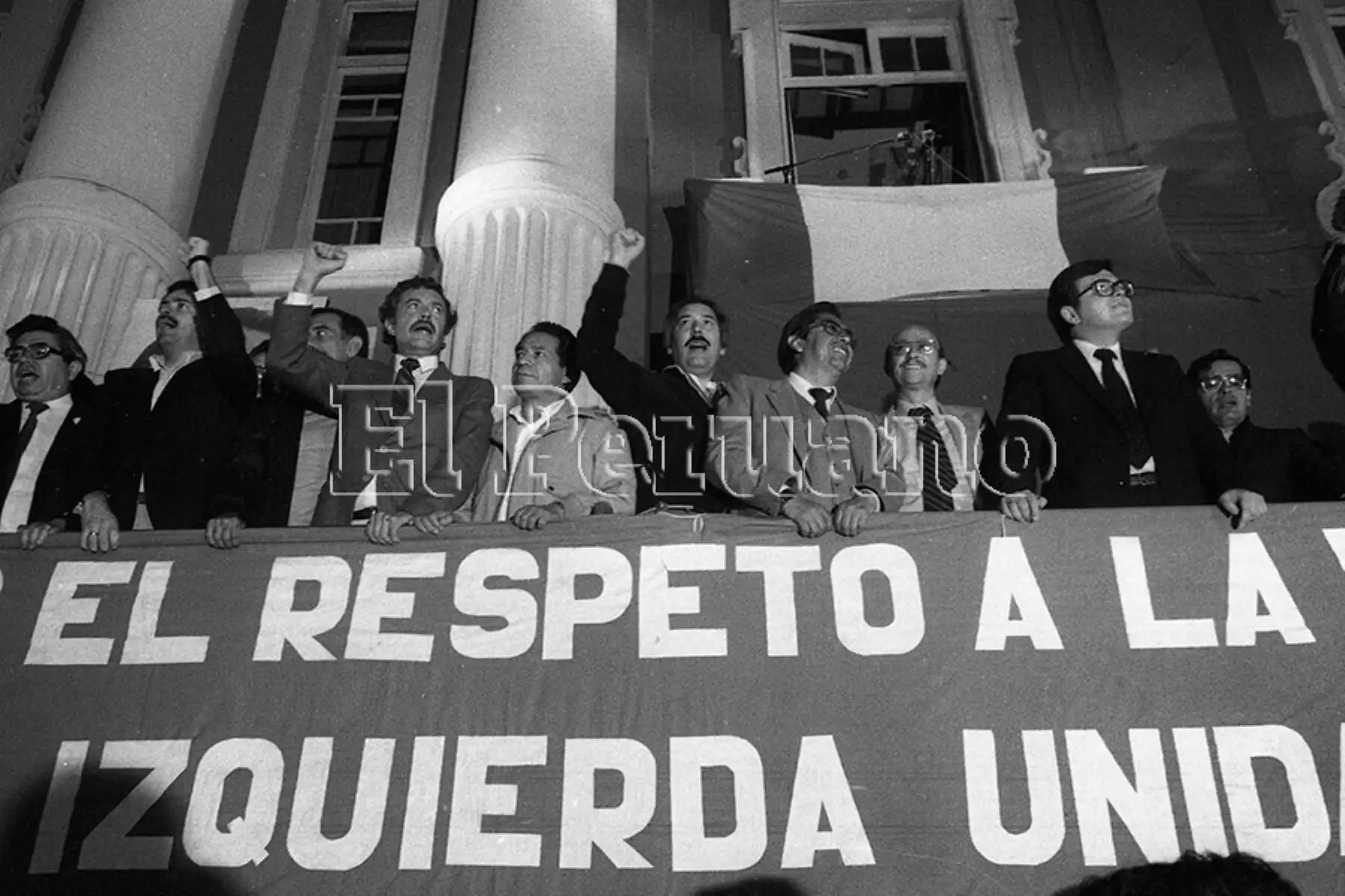 Lima - 14 noviembre 1986 / Multitudinario mitin de la Izquierda Unida en protesta por supuesto fraude electoral en las elecciones municipales de 1986 en Lima. El senador Enrique Bernales aparece al centro junto a otros líderes de izquierda. Foto: Archivo Histórico de EL PERUANO