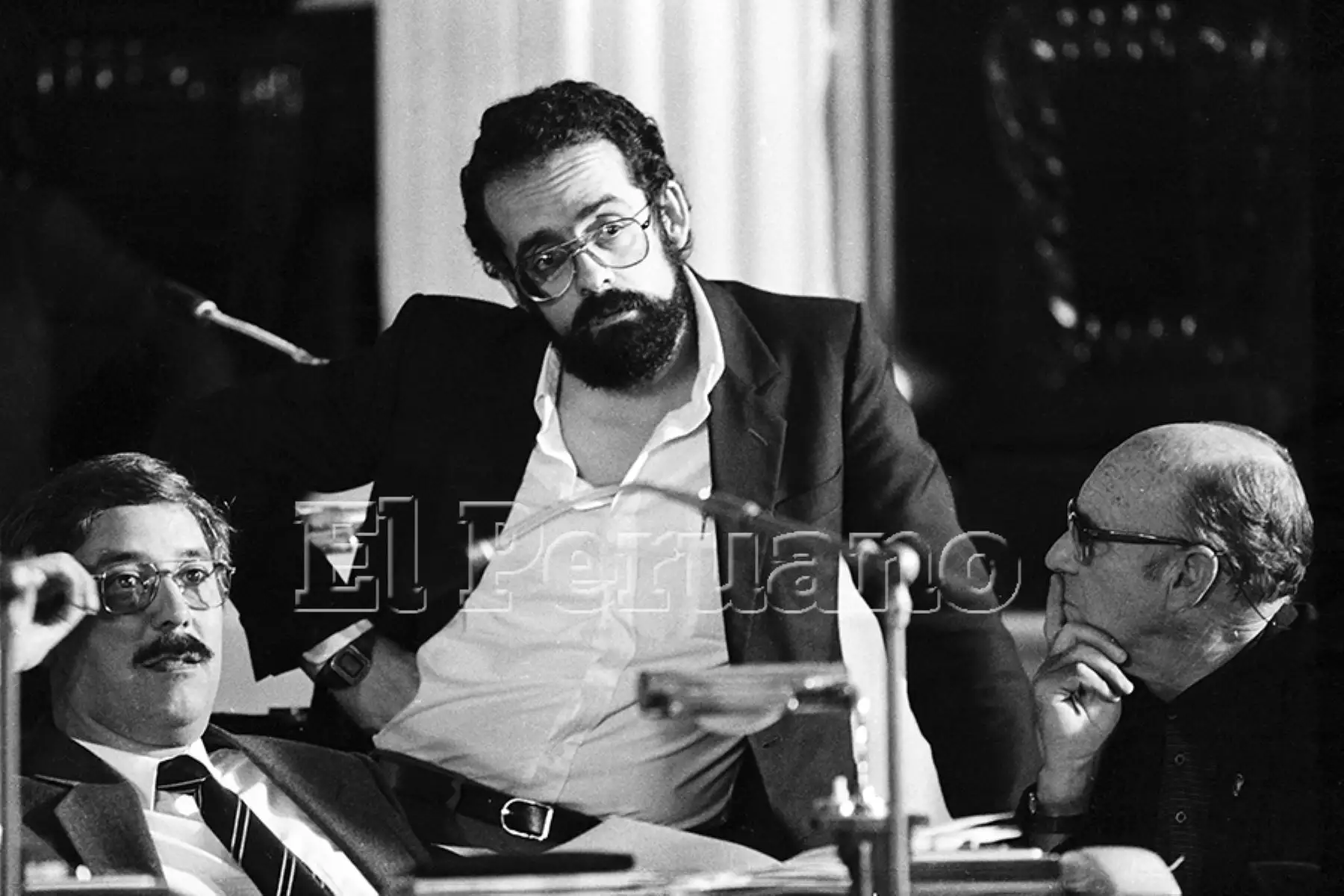 Lima - 18 setiembre 1987 / Enrique Bernales y Javier Diez Canseco en la Cámara de Senadores. Foto: Archivo Histórico de EL PERUANO / Norman Córdova
