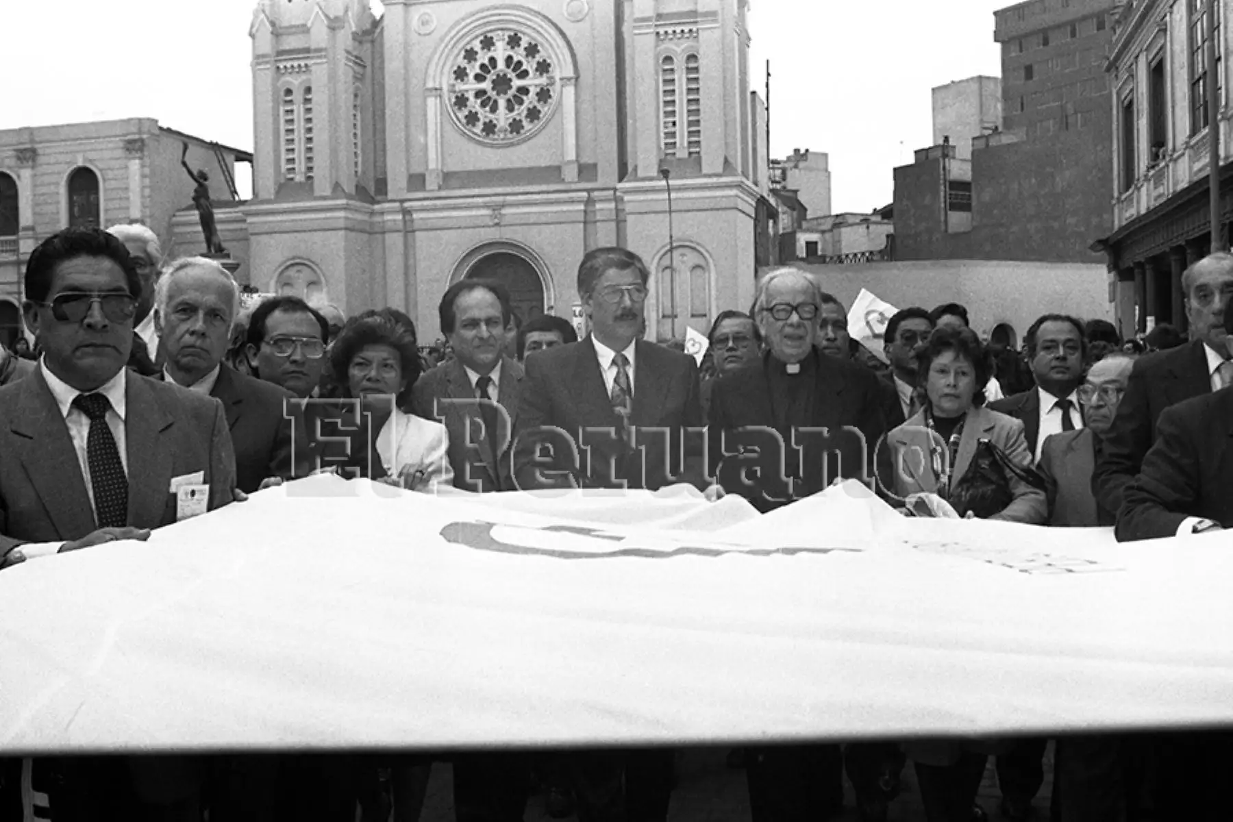 Lima - 15 setiembre 1992 / Marcha  por el Día Internacional de la Paz. Asistieron entre otras personalidades, el sacerdote Felpie Mac Gregor, rector emérito de la Pontificia Universidad Católica del Perú, el ex senador Enrique Bernales Ballesteros y el presidente del Consejo por la Paz, Francisco Diez Canseco Távara.  Foto: Archivo Histórico de EL PERUANO / Pedro Arroyo