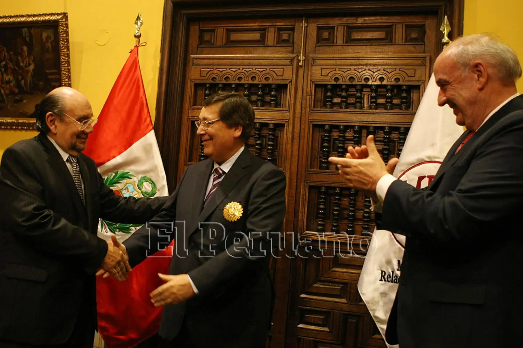Lima - 27 julio 2011 / El ex senador y constitucionalista Enrique Bernales Ballesteros es condecorado con la Orden el Sol del Perú por el canciller José Antonio García Belaunde. Foto: Diario Oficial EL PERUANO / Vidal Tarqui