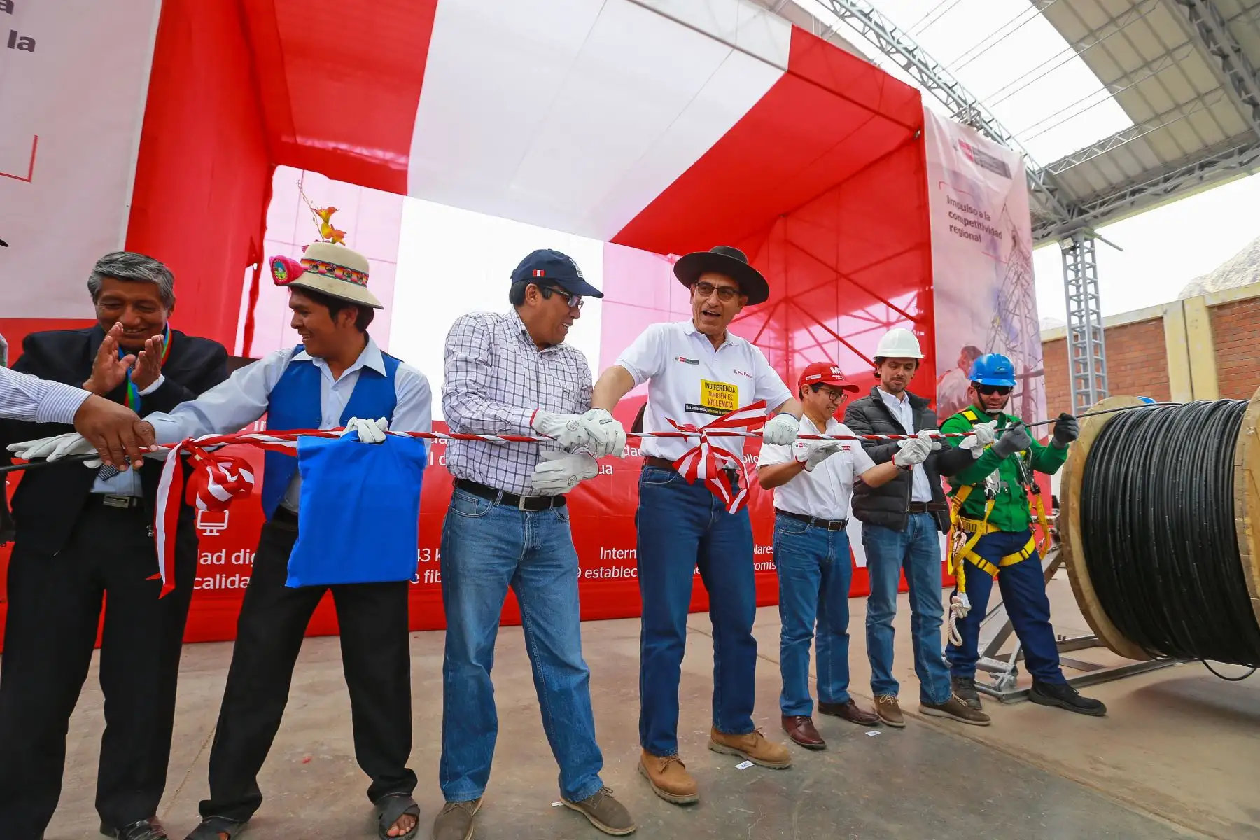 Presidente  Martín Vizcarra  dio inicio al proyecto de conectividad en Moquegua consistente en la instalación de red de fibra óptica permitirá el desarrollo social.Foto:ANDINA/Prensa Presidencia