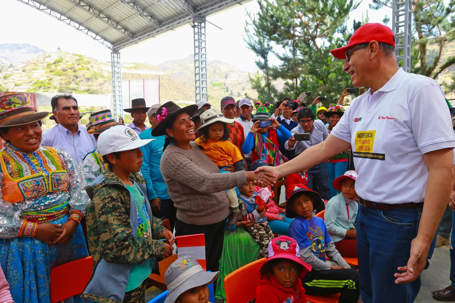 Presidente  Martín Vizcarra  dio inicio al proyecto de conectividad en Moquegua consistente en la instalación de red de fibra óptica permitirá el desarrollo social.Foto:ANDINA/Prensa Presidencia