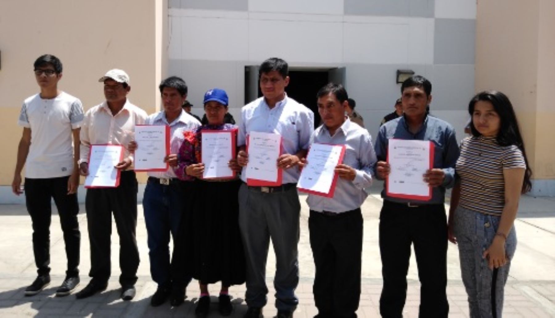 Los tres alcaldes provinciales y 35 distritales de la región Lambayeque, así como  los consejeros regionales recibieron hoy las credenciales del Jurado Electoral Especial (JEE) de Chiclayo que los acredita para gobernar para el periodo 2019-2022.