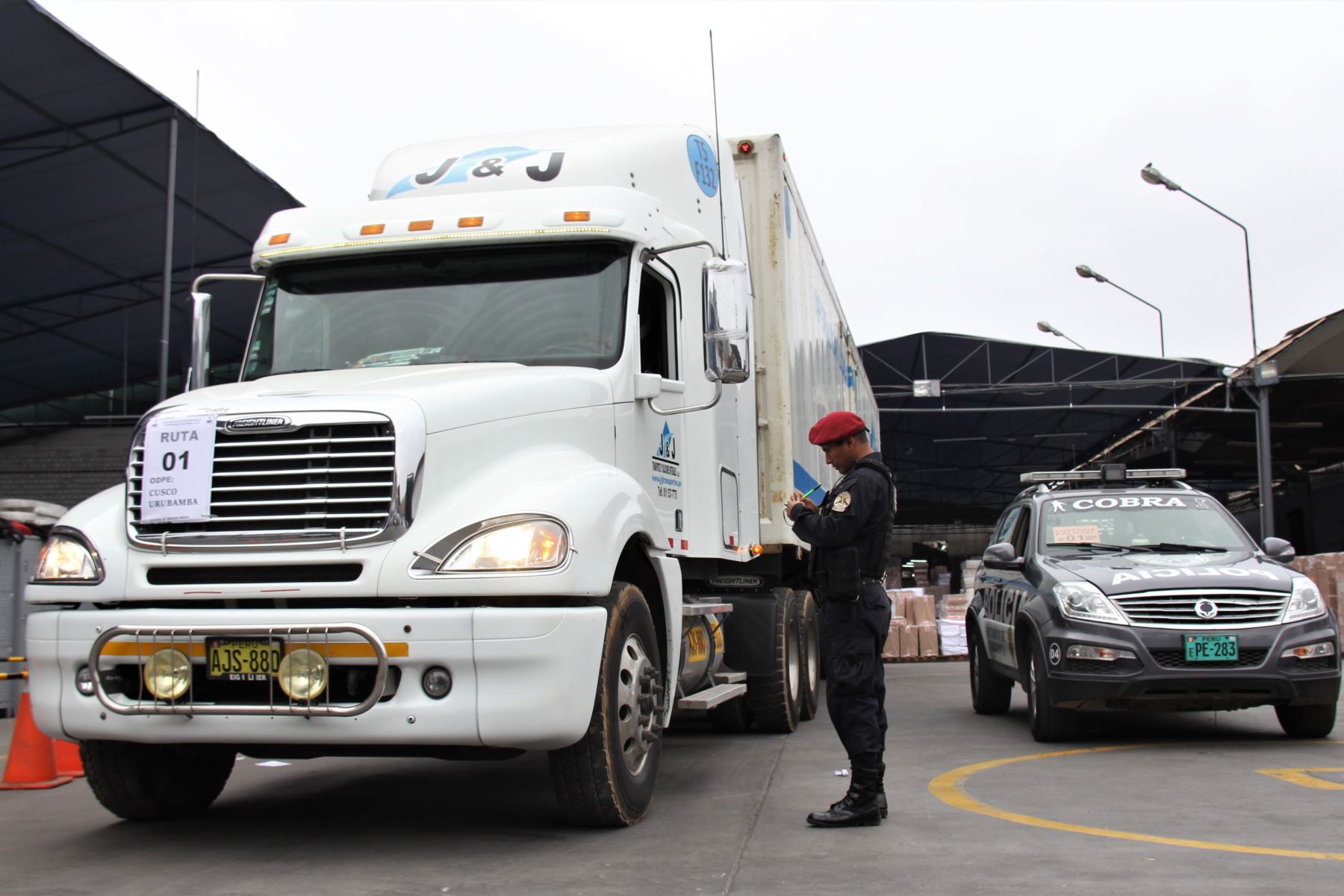 Hoy se inició el despliegue del material electoral para el referéndum y la segunda vuelta; el camión partió con destino a las ODPE de Cusco y Urubamba.