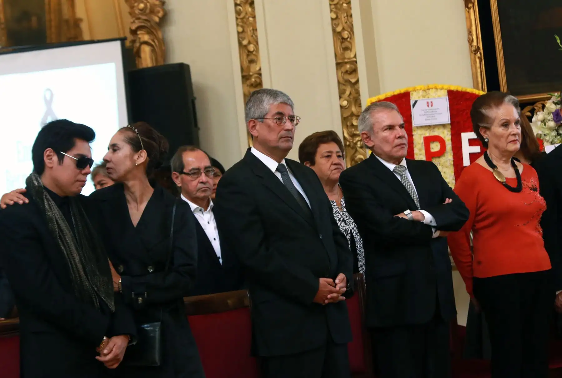 Alcalde Luis Castañeda Lossio, durante el velatorio de los restos de Enrique Bernales se velan en el Salón de Espejos de la Municipalidad de Lima .Foto: ANDINA/Norman Córdova