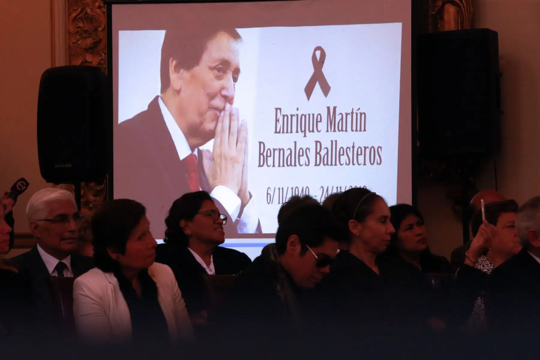 Velatorio de los restos de Enrique Bernales se velan en el Salón de Espejos de la Municipalidad de Lima .Foto: ANDINA/Norman Córdova