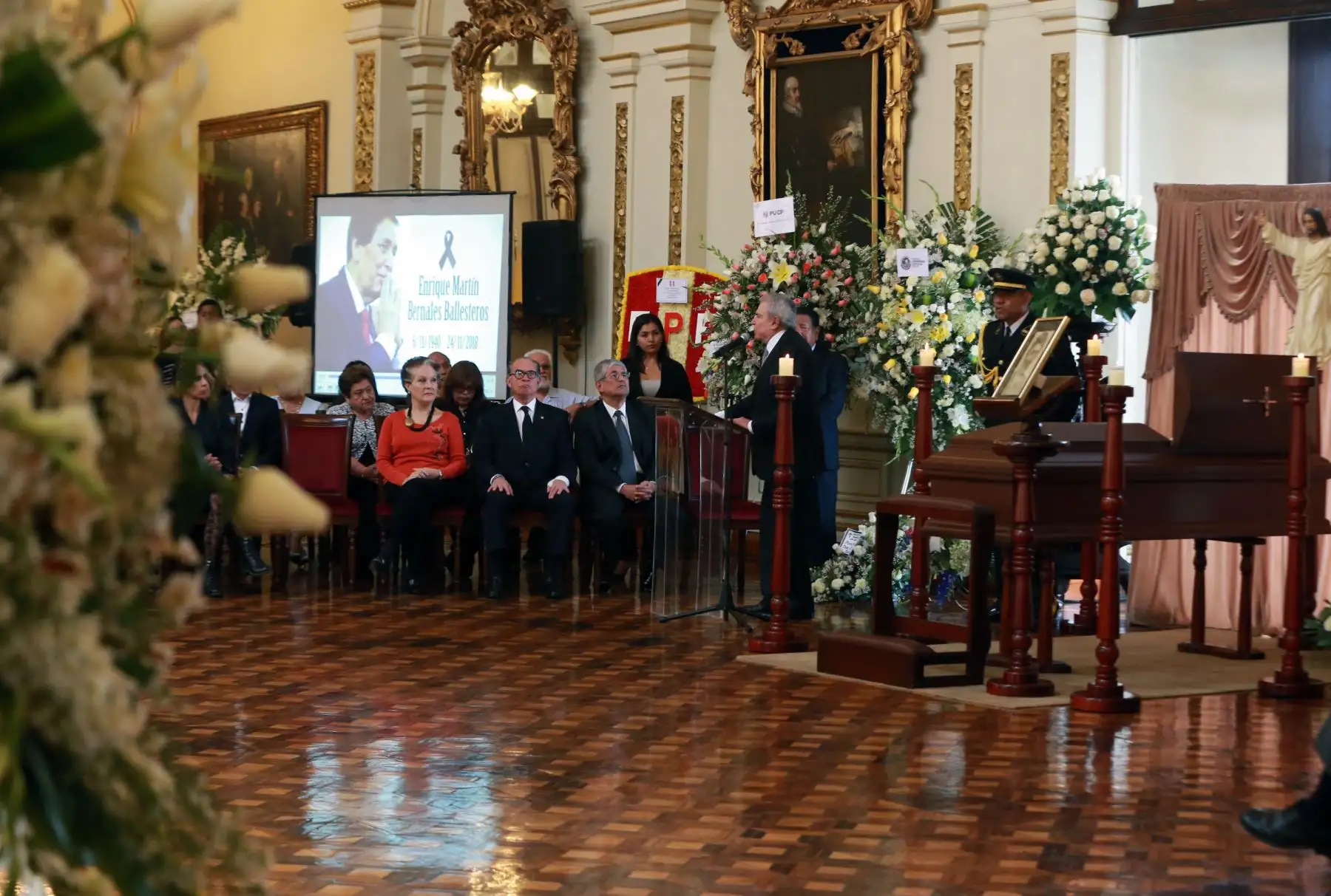 Velatorio de los restos de Enrique Bernales se velan en el Salón de Espejos de la Municipalidad de Lima .Foto: ANDINA/Norman Córdova