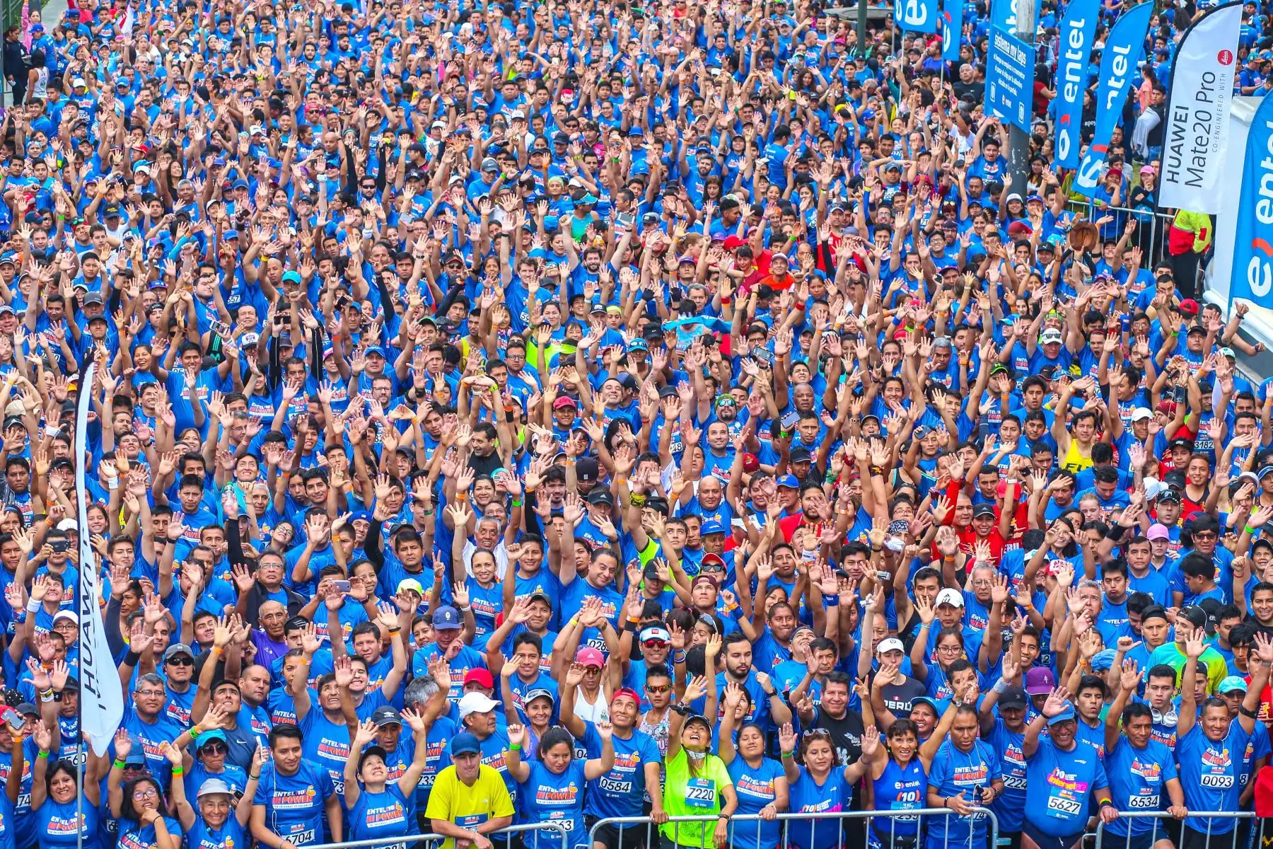 Corredores aficionados y profesionales  participaron en la maratón Entel 10. El inicio de  partida fue en la cuadra 5 de la av. Petit Thouars. Foto: ANDINA/Oscar Farje