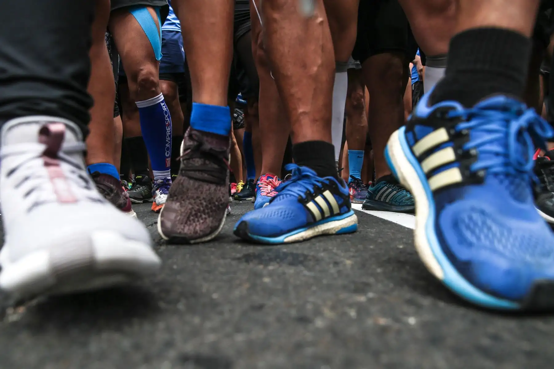 Desde temprano los corredores  realizaron rutinas de calentamiento para participar en  5to tramo de la carrera 10 K.  Foto:ANDINA/Oscar Farje
