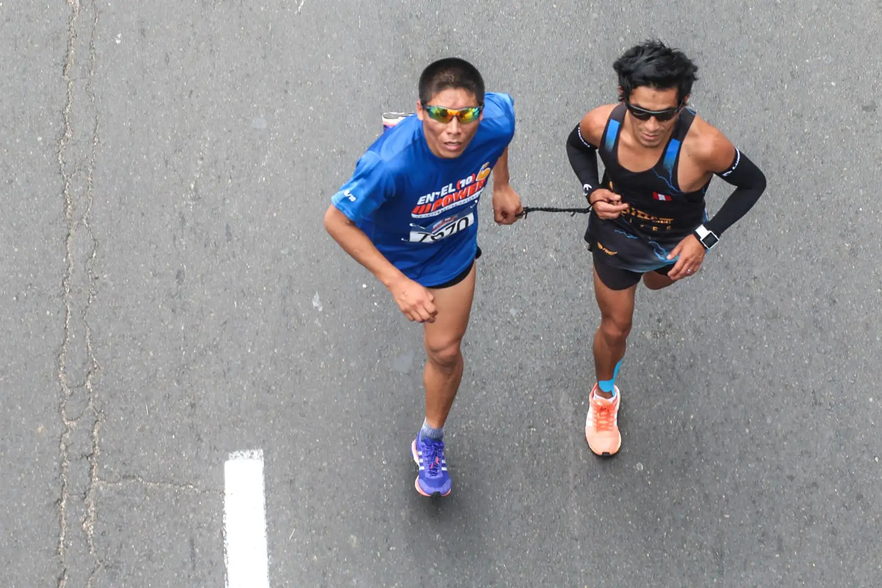 Entre aplausos por público fueron recibidos los corredores con discapacidad, invidentes quienes se hicieron presente en la maratón en Lima cercado..Foto:ANDINA/Oscar Farje